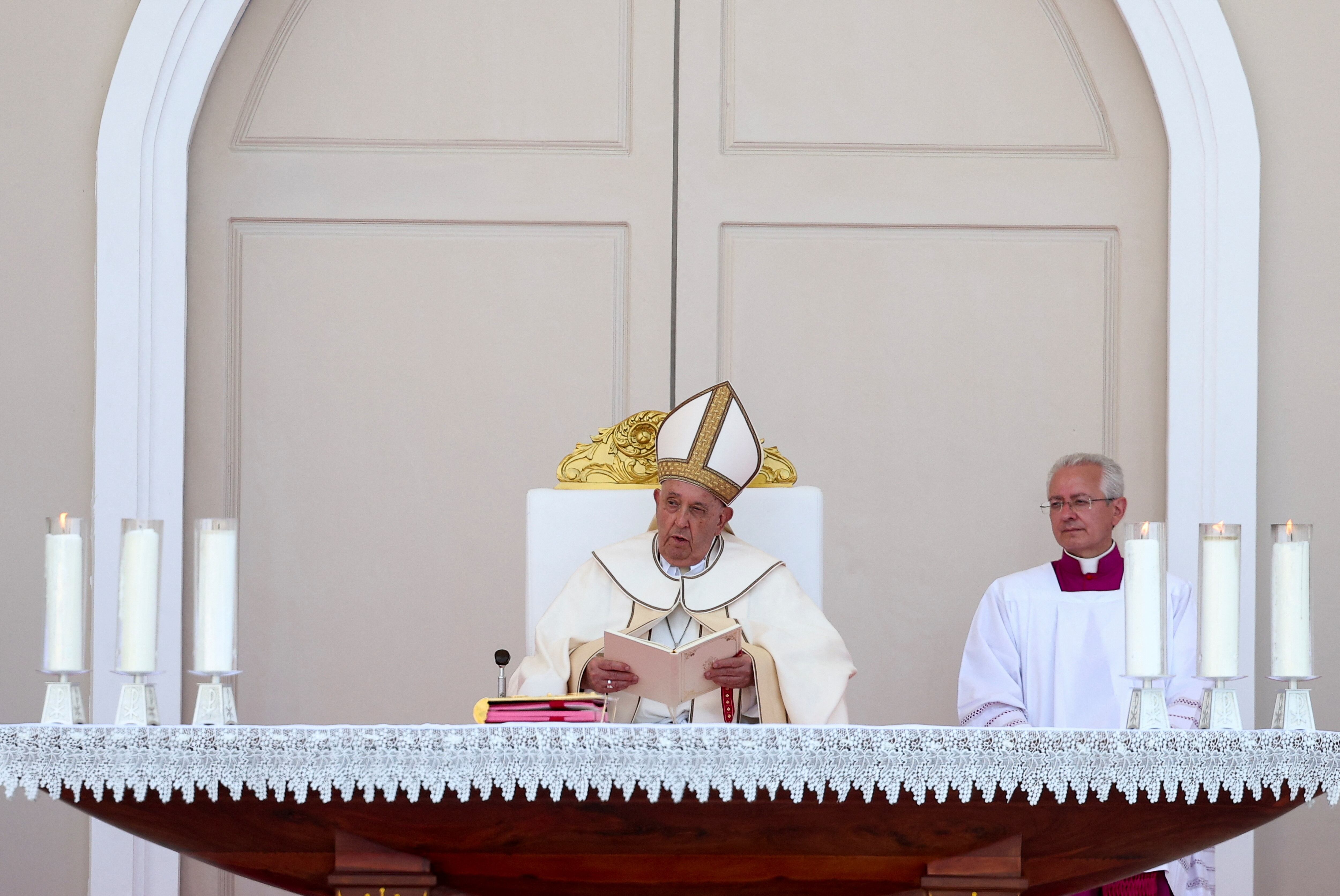 Francisco dando el sermón. 