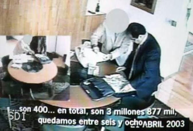 El momento en que Carlos Ahumada da dinero a René Bejarano en 2004.