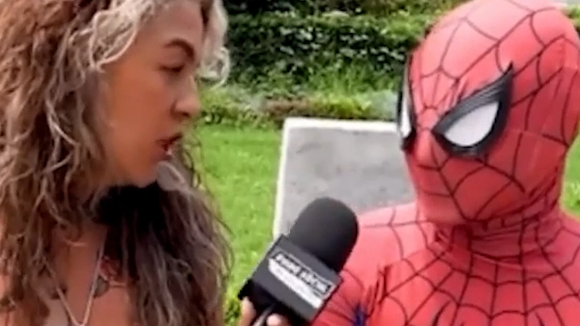 Un joven disfrazado de Spiderman relató que se hizo cargo de su familia cuando murió su padre y se hizo viral: ”Merecés ese traje”