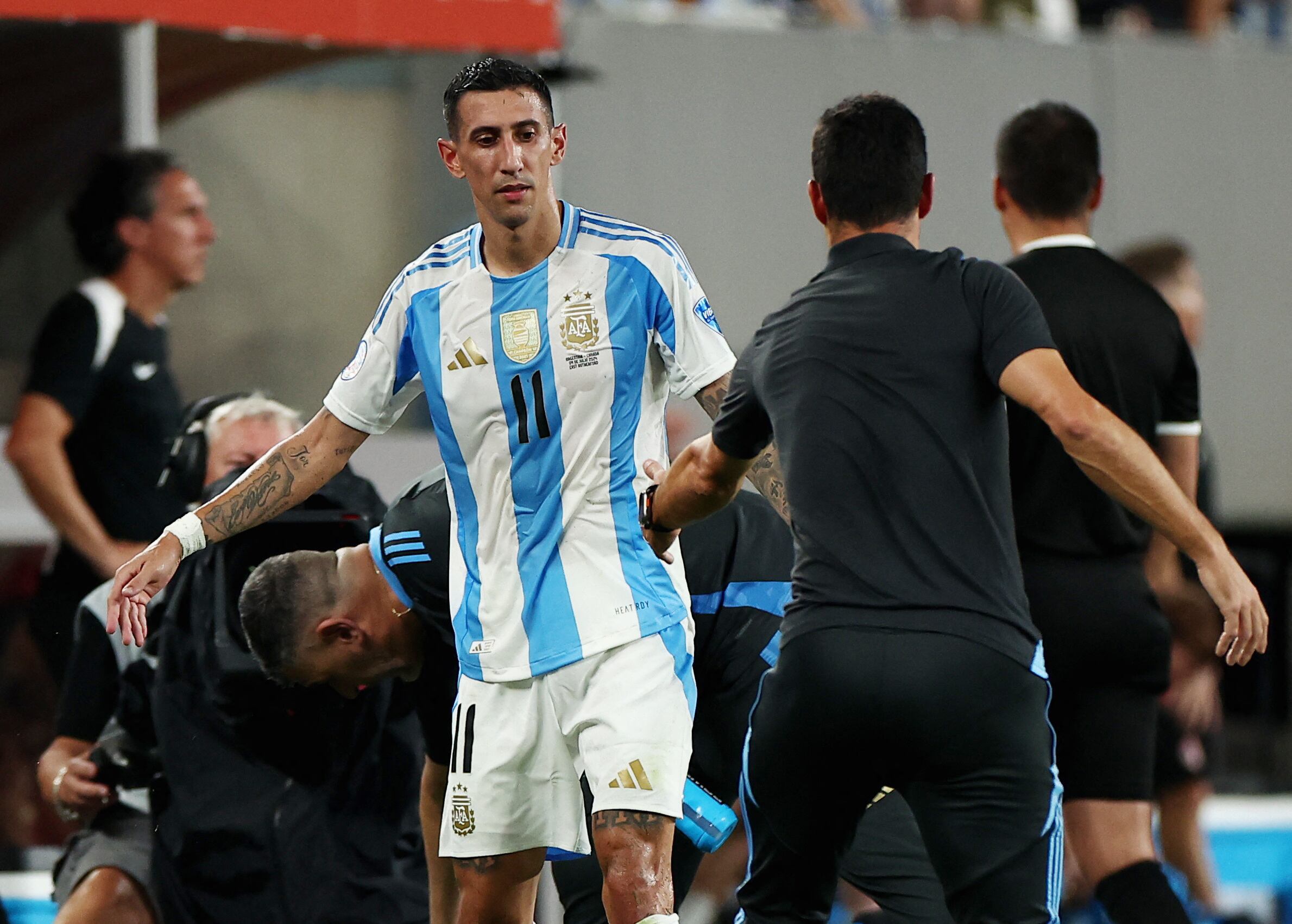 Ángel Di María se reencontrará con Lionel Scaloni, pero ya no como jugador de la Selección. Fideo se despide ante los hinchas en el Monumental (REUTERS/Agustin Marcarian)