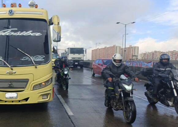 Bus varado en la localidad de Bosa, en la Av. Villavicencio con Autopista Sur - crédito @BogotaTransito / X