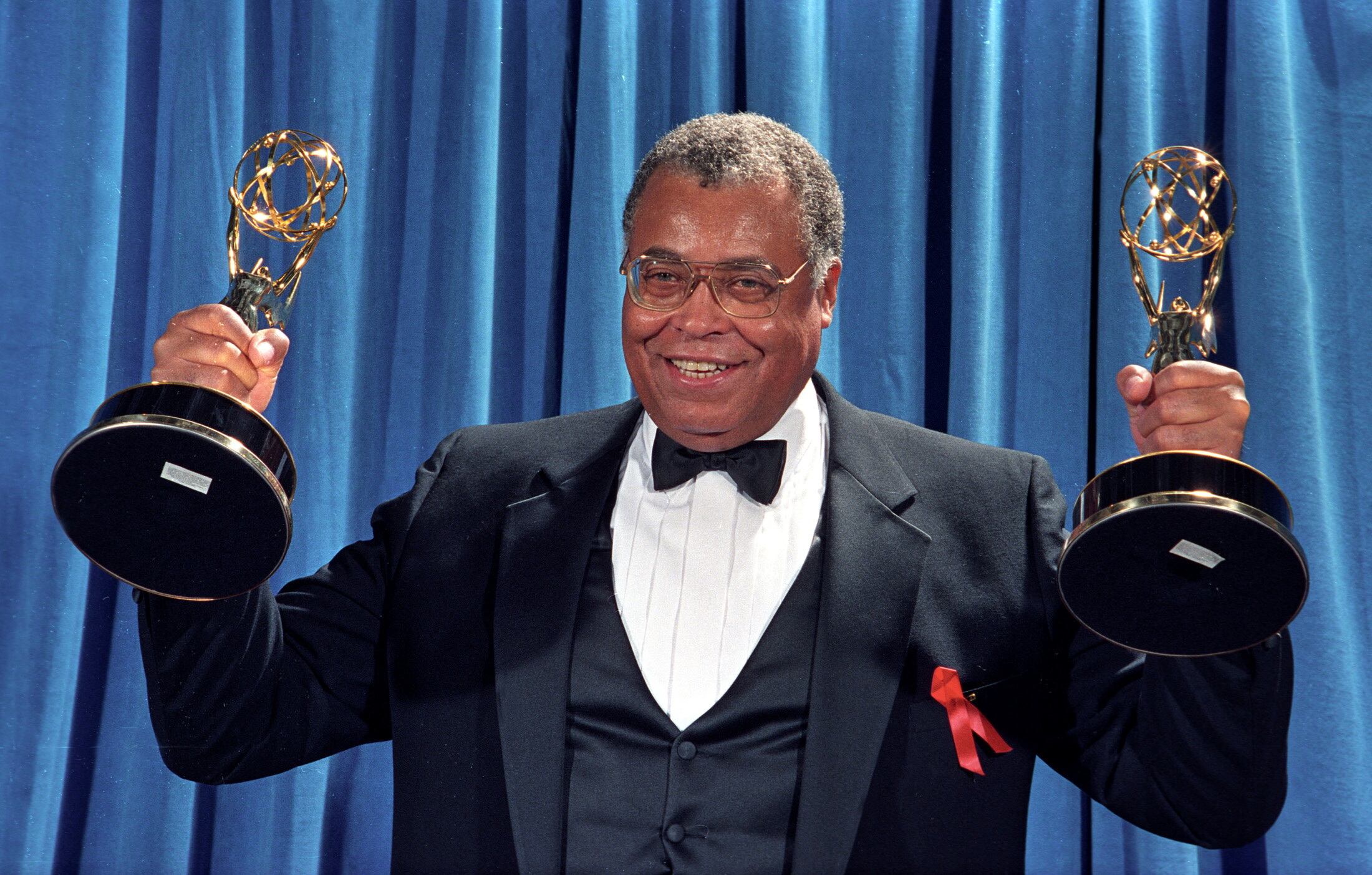 James Earl Jones levanta dos Emmys (SCANNED FROM NEGATIVE REUTERS/Mircovich/File Photo)