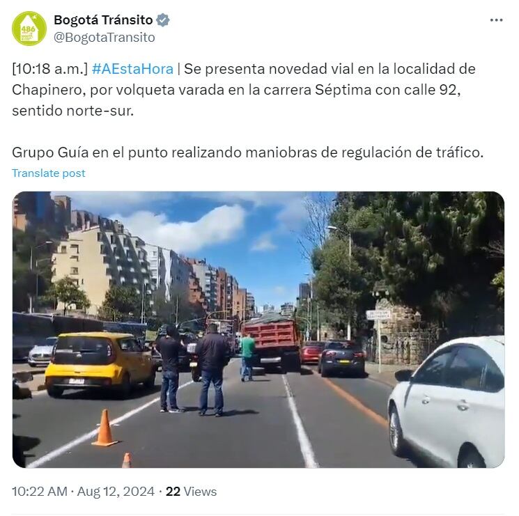 Autoridades de tránsito regulan el tráfico mientras una grúa desplaza el tractocamión de la vía - crédito @BogotaTransito/X