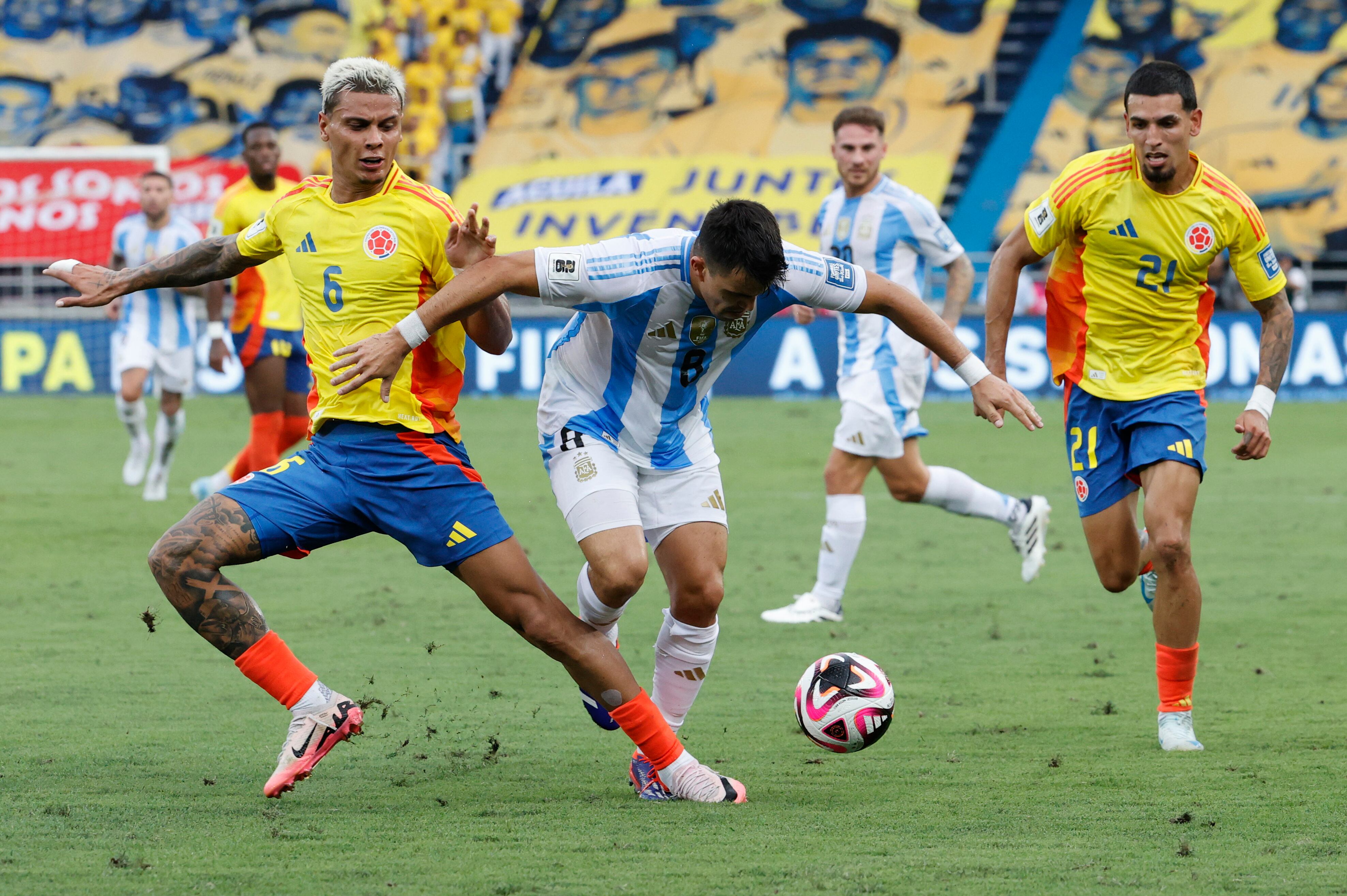 El medio campo del partido estuvo caracterizado por duelos y choques entre los futbolistas de ambas selecciones - crédito Mauricio Dueñas Castañeda
