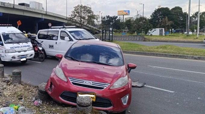 Choque entre camión y automóvil generó emergencia en la localidad en Engativá - crédito @BogotaTransito/X