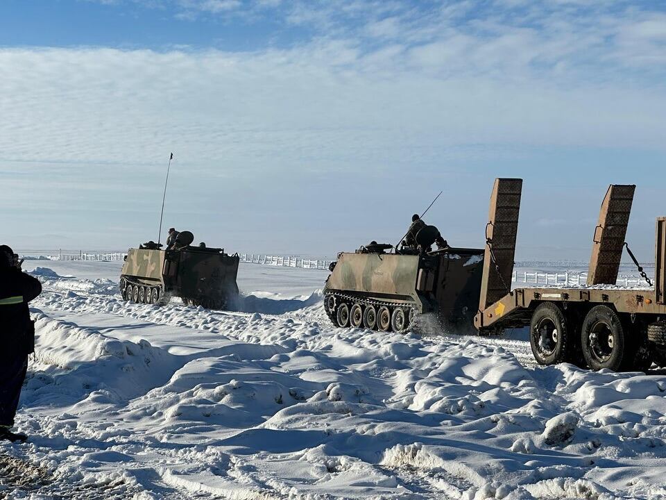 Militares ayudando en la nieve