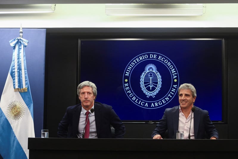 El ministro de Economía de Argentina, Luis Caputo, y el presidente del banco central del país, Santiago Bausili (REUTERS/Matias Baglietto)