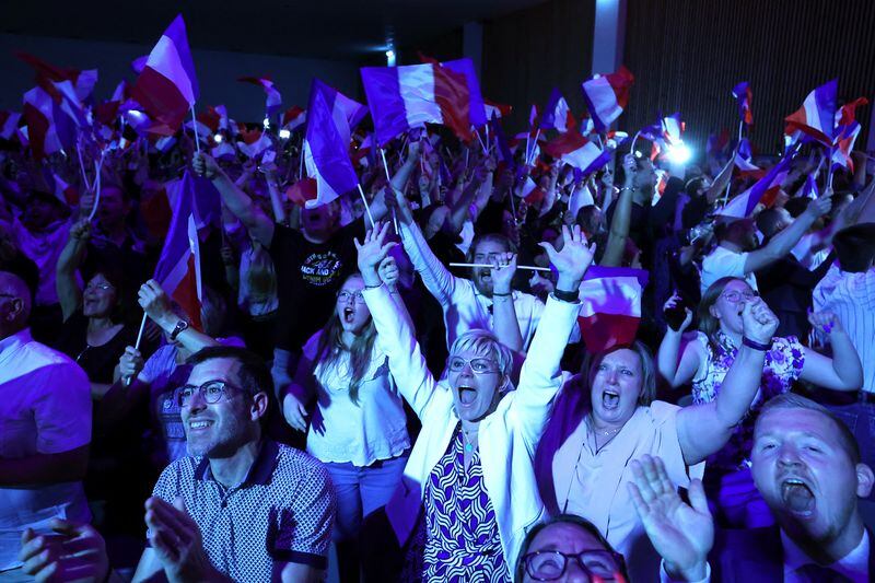 Partidarios de Marine Le Pen celebran tras las elecciones parlamentarias, en Henin-Beaumont, Francia, Junio 30, 2024. (REUTERS/Yves Herman)