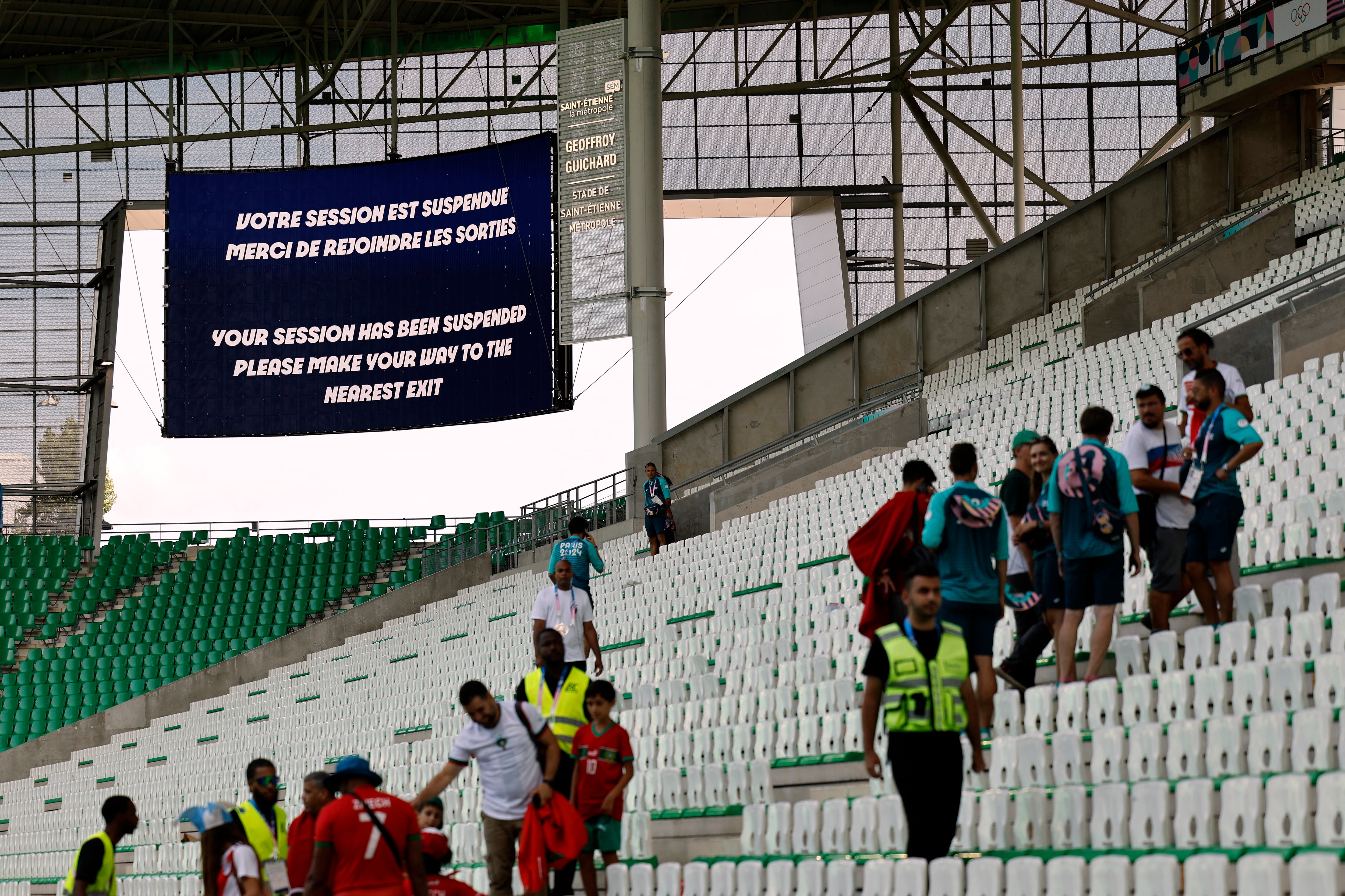 El mensaje de la organización en pantalla gigante pidiendo a los espectadores que se retiraran del estadio (REUTERS/Thaier Al-Sudani)