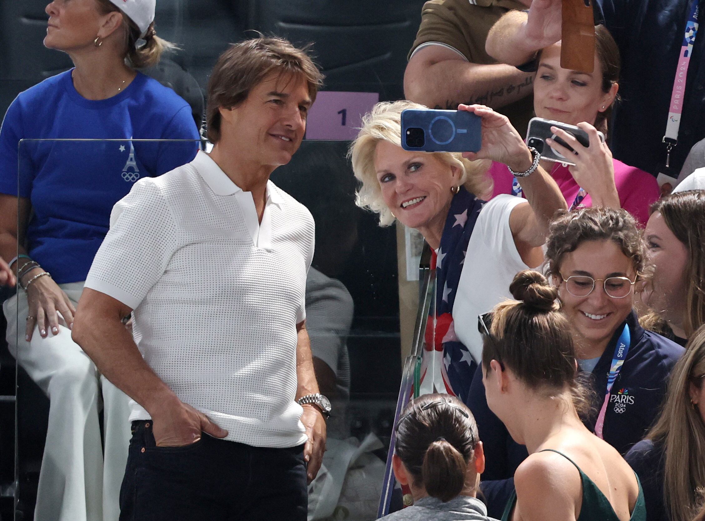 Tom Cruise con aficionados en la Calificación Femenina de gimnasia. 
(REUTERS/Mike Blake)