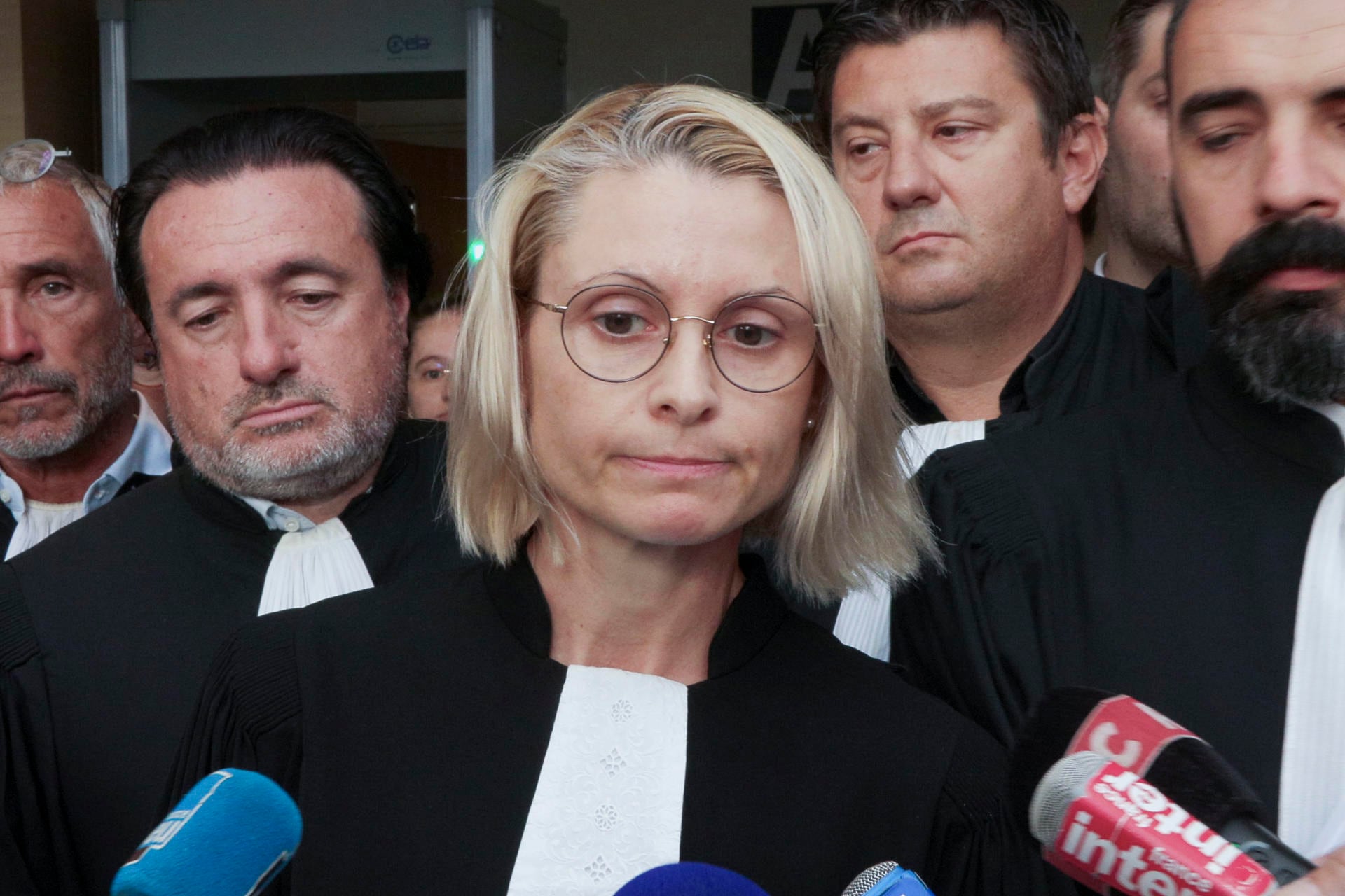 Isabelle Crepin-Dehaene, abogada de algunos de los acusados, atiende a la prensa en los tribunales de Aviñón, Francia (EFE/ Edgar Sapiña)