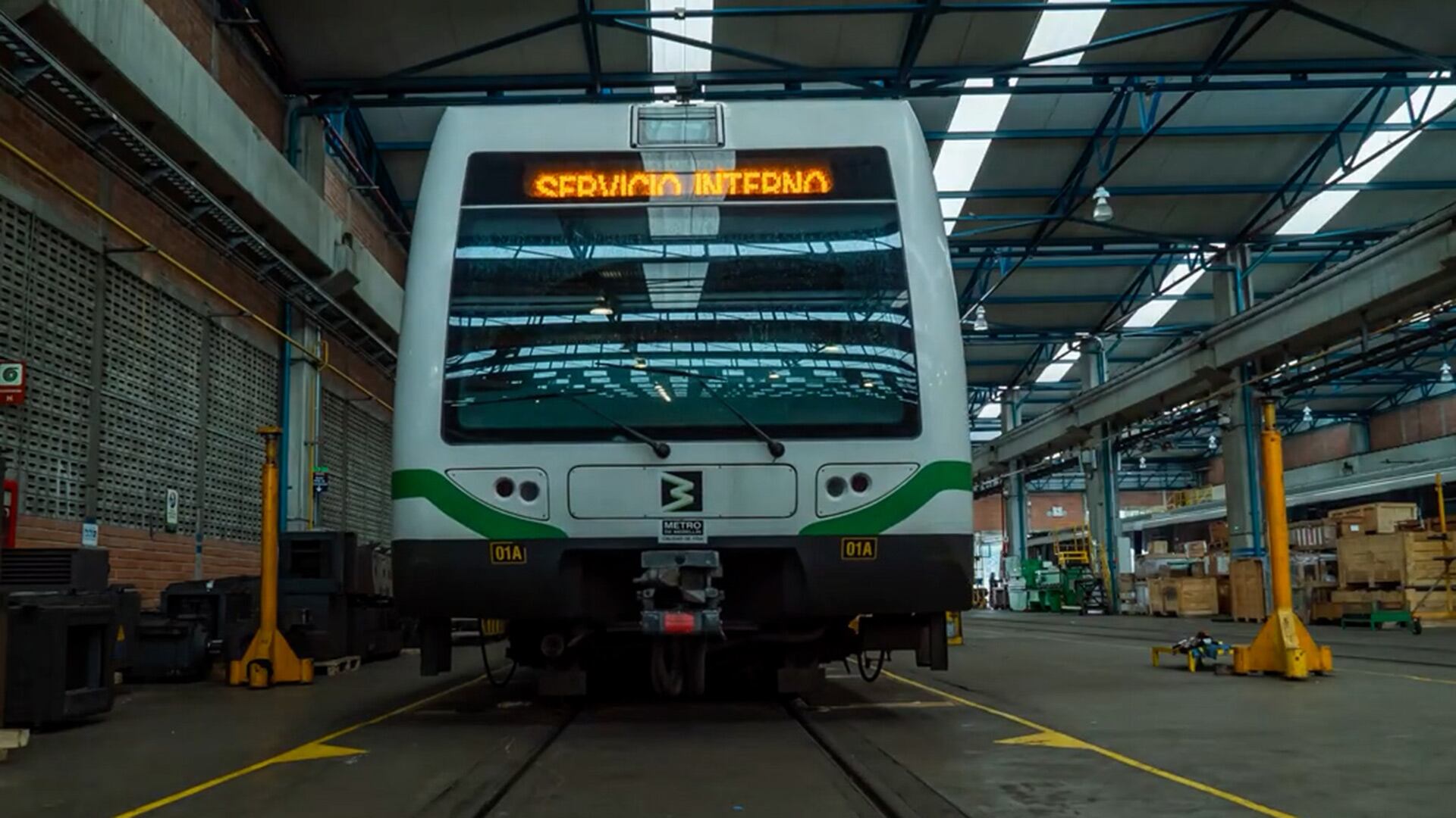 El metro de Medellín montó una fábrica de trenes: renovó 42 y se ahorró más de $400 mil millones