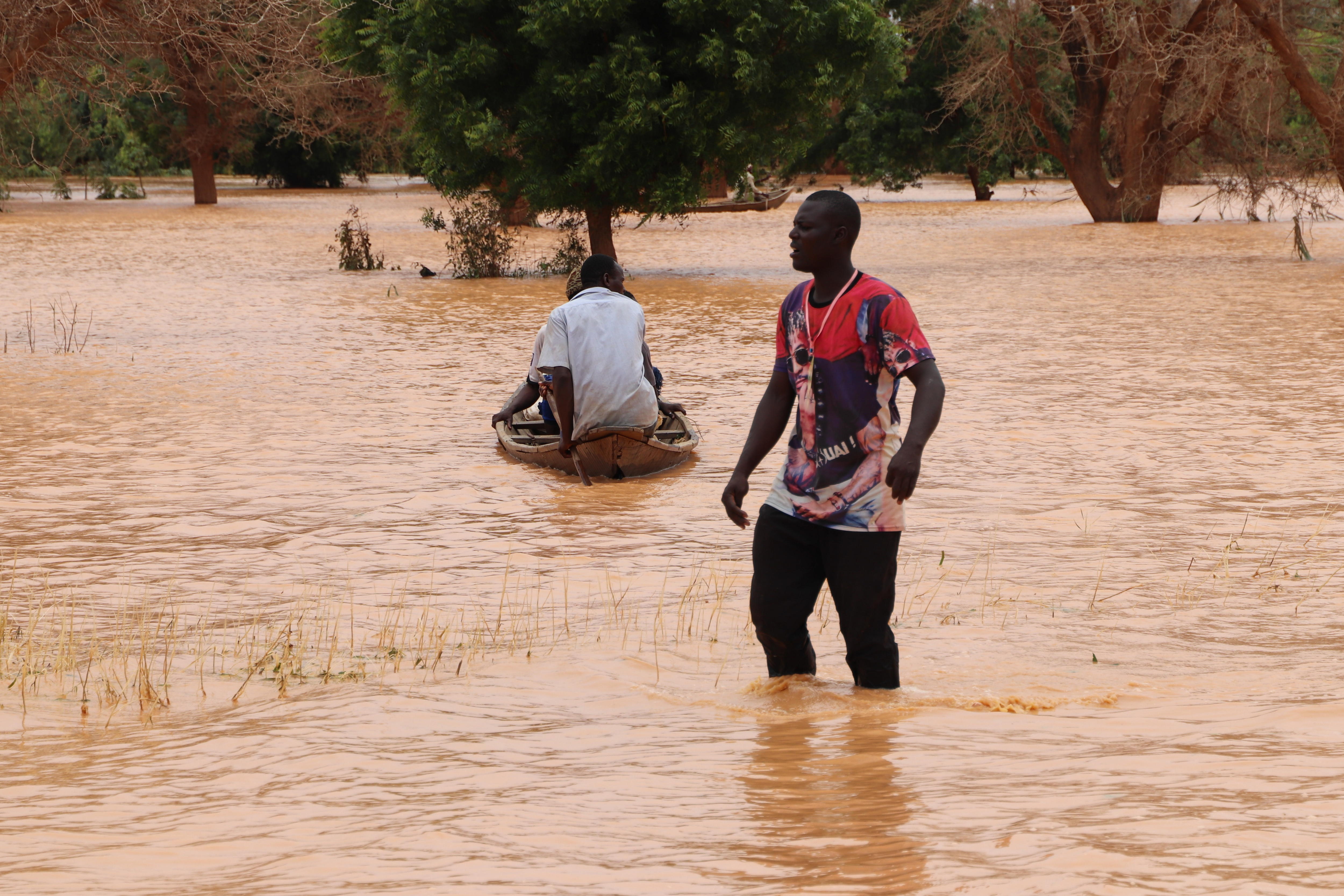 Las inundaciones en África occidental han desplazado a más de 640,000 personas, exacerbando la inseguridad alimentaria en la región. (EFE/EPA/ISSIFOU DJIBO)
