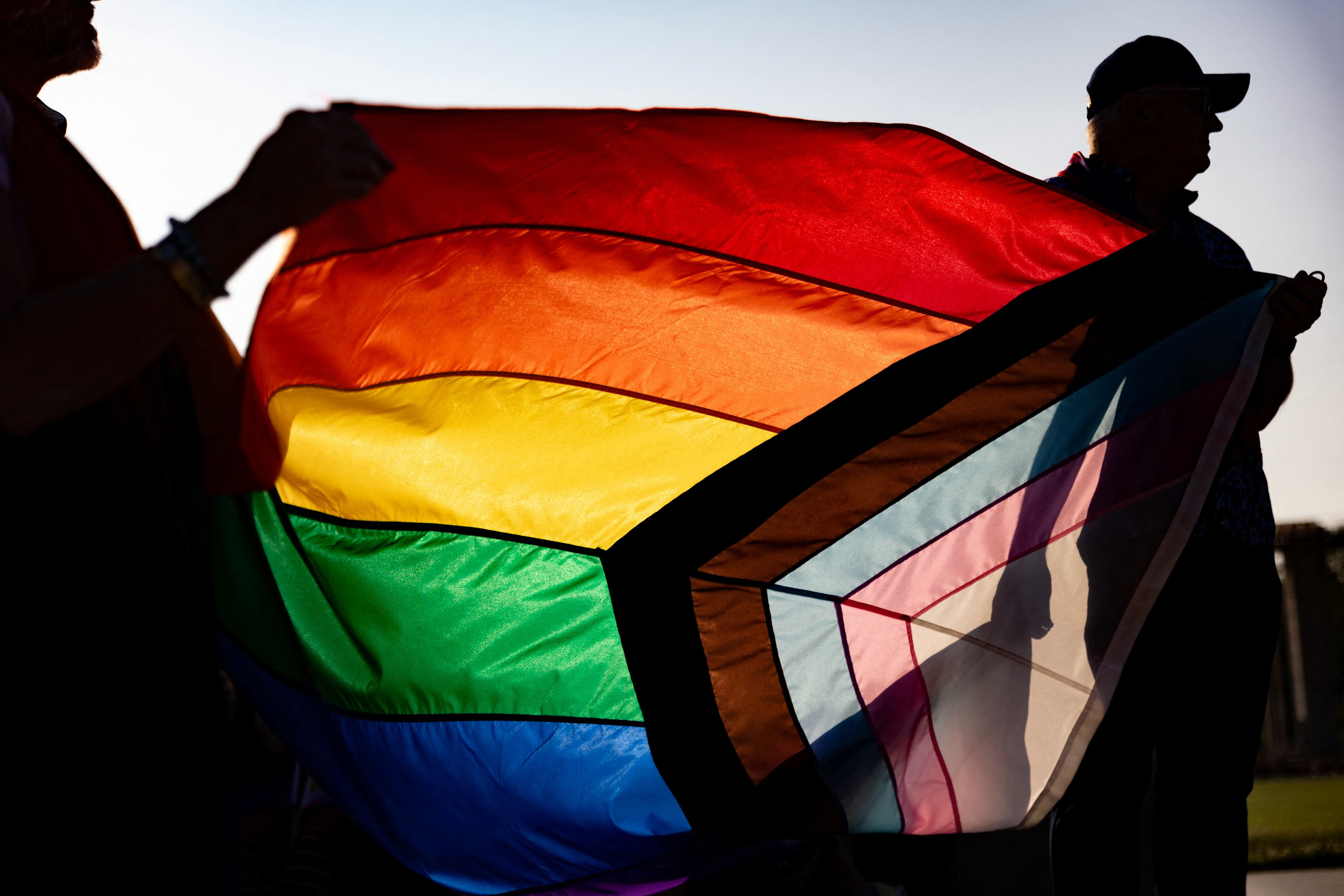 Un grupo de personas participa en un acto de izado de la Bandera del Orgullo del condado de Bucks para inaugurar el Mes del Orgullo en Doylestown, Pensilvania (REUTERS/Hannah Beier)