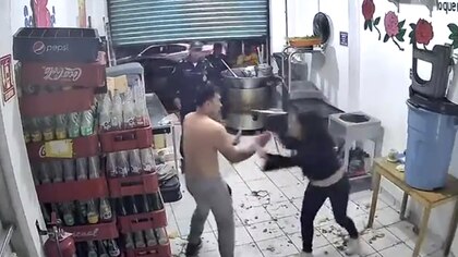 Mujer apuñala a su esposo frente a policías de la CDMX en un negocio de carnitas 
