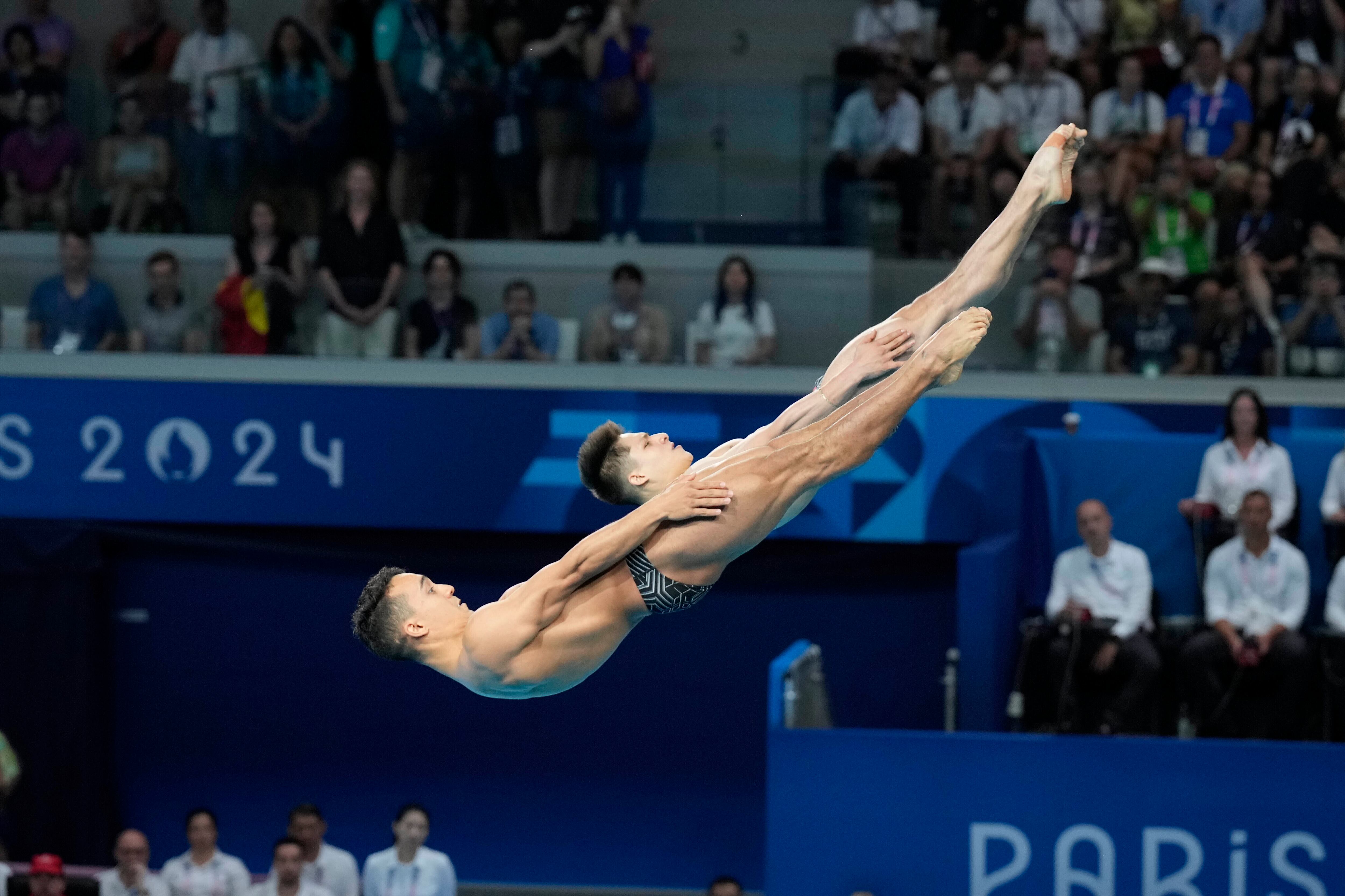 Los mexicanos Juan Celaya y Osmar Olvera compiten en la final de trampolín sincronizado de los Juegos Olímpicos de París, el viernes 2 de agosto de 2024, en Saint-Denis, Francia. (AP Foto/Luca Bruno)