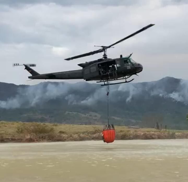 Las autoridades continúan trabajando para apagar los incendios en diferentes zonas del país - crédito 
@FuerzaAereaCol/X