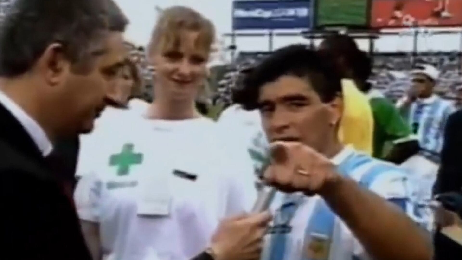 Lo último que hizo Maradona en una cancha con la camiseta de la Selección: decirnos a los argentinos "los quiero mucho", y a Doña Tota también.