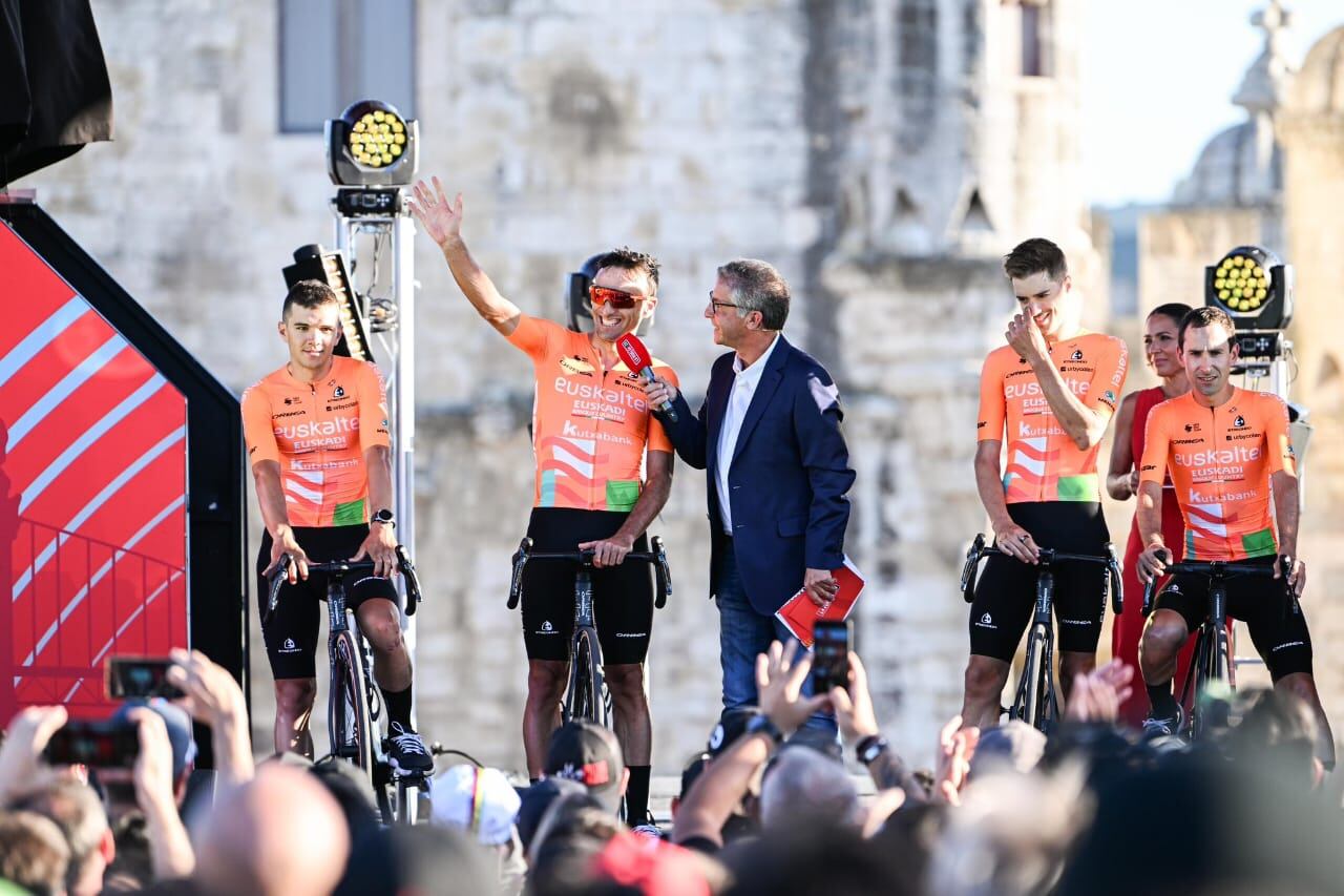 Presentación de los equipos que correrán la Vuelta a España 2024 - crédito @lavuetla/X