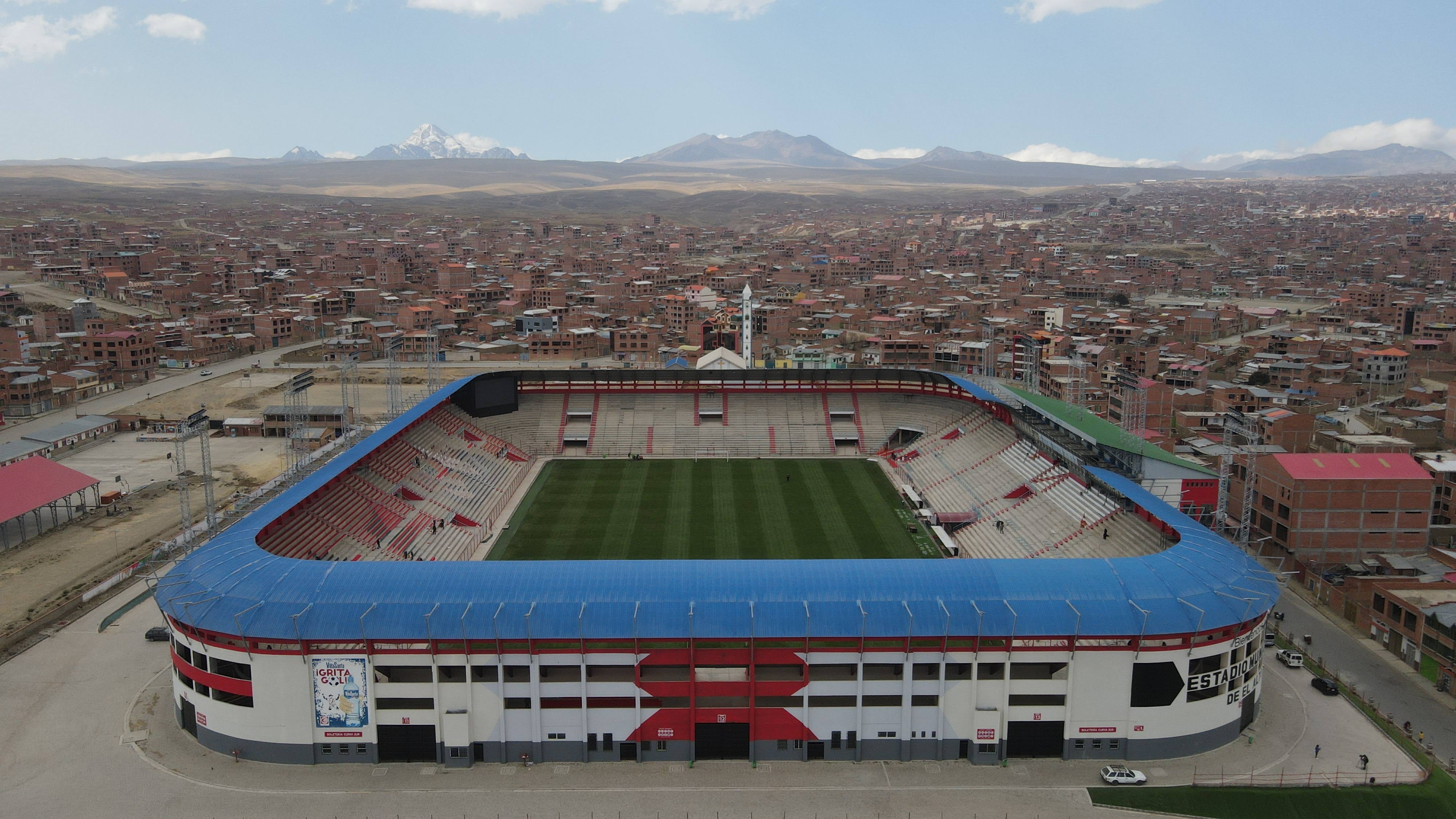 El estadio Municipal de El Alto, donde Bolivia jugará el 10 de octubre ante Colombia por las eliminatorias, a más de 4.000 metros sobre el nivel del mar - crédito Luis Gandarillas/EFE