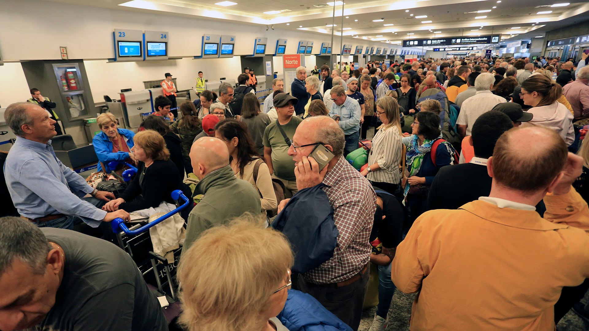 Un nuevo paro obligó a cancelar vuelos. Pilotos y personal aeronáutico de Aerolíneas paralizaron los aeropuertos del país por reclamos salariales. 