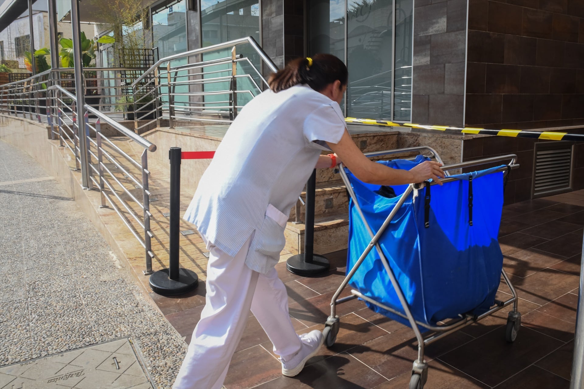 Una trabajadora de la limpieza en un hotel. (Glòria Sánchez / Europa Press)