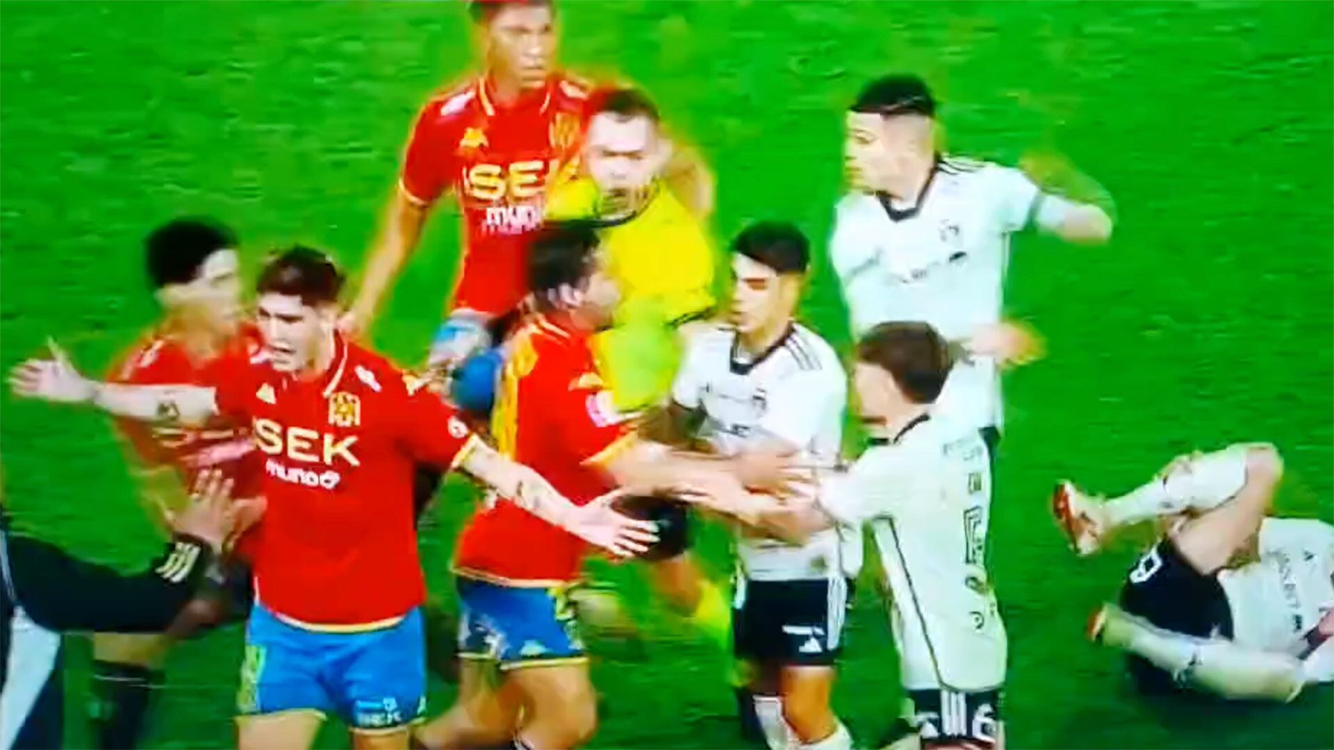 Colo Colo Venció A Unión Española, Pero El Partido Terminó En Una Pelea Descomunal