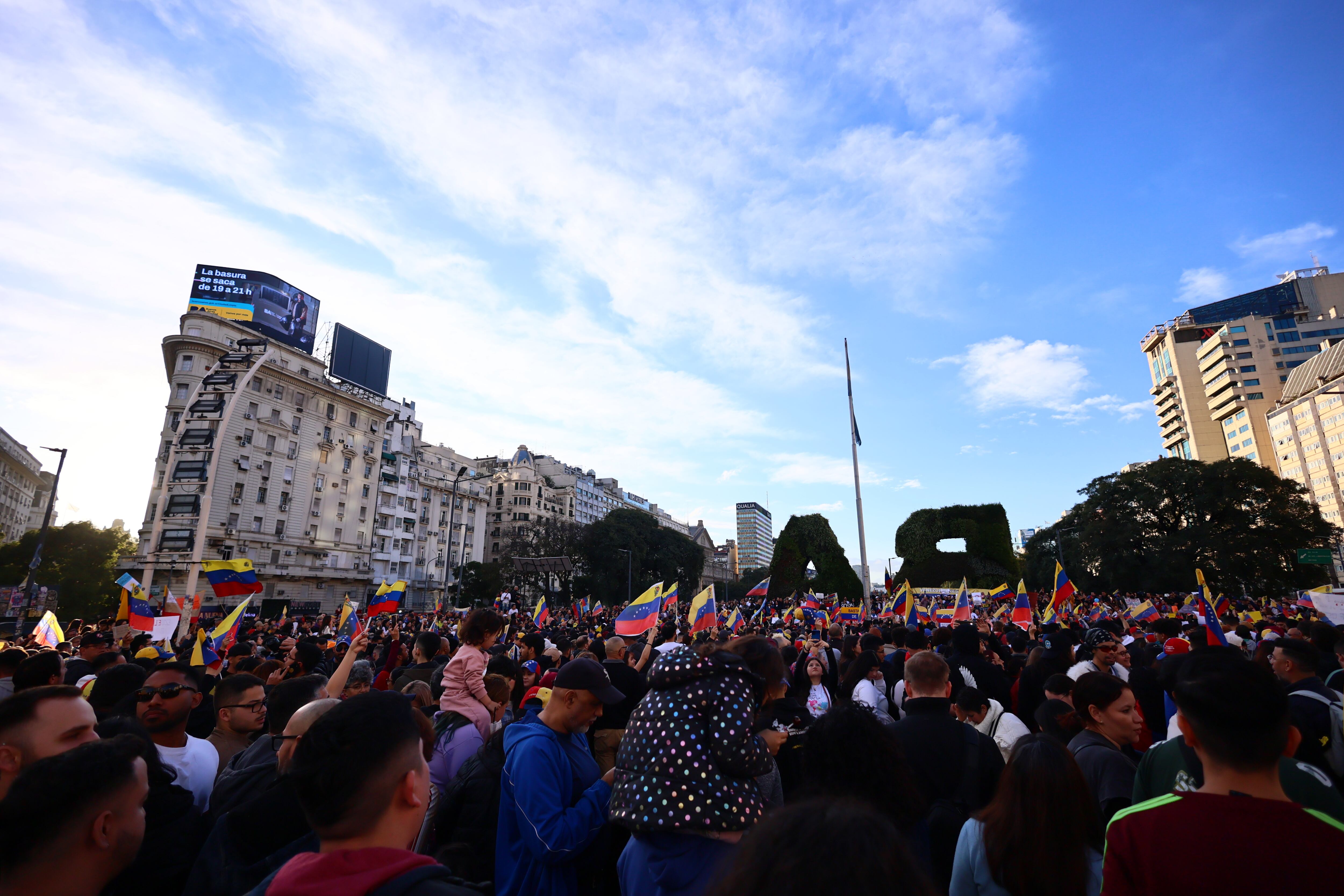 VENEZOLANOS SE MANIFIESTAN EN EL OBELISCO POR EL FRAUDE ELECTORAL