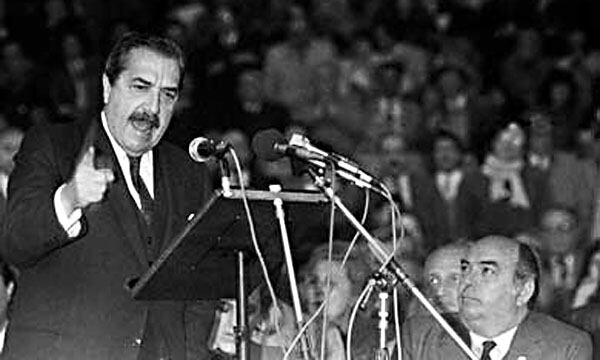 Alfonsin y su duro discurso en 1988: detrás lo observa el presidente de la SRA.