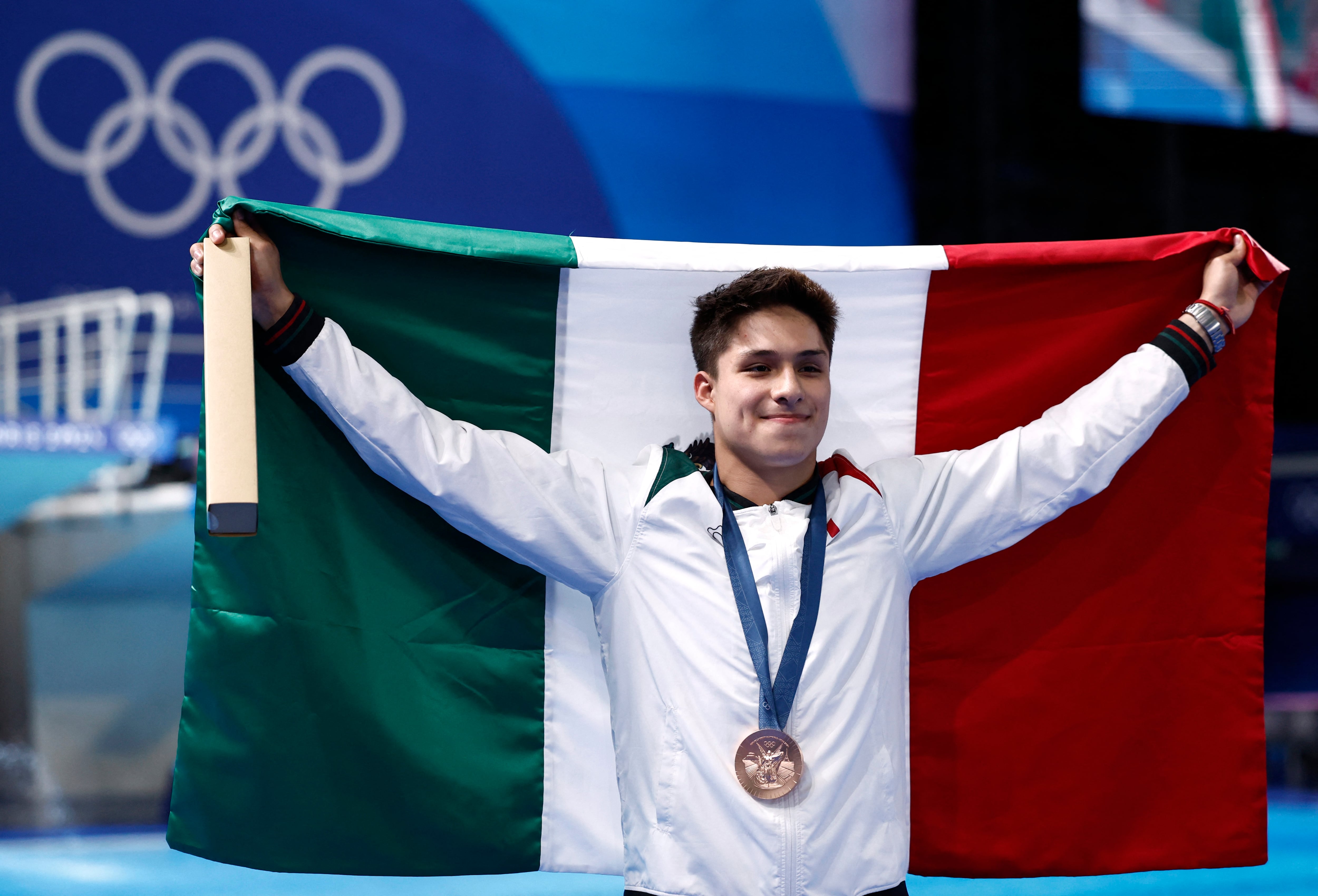 Con la bandera de México muy en alto, el chico de la Ciudad de México cumplió su promesa de regresar al país con medallas. (REUTERS/Gonzalo Fuentes)