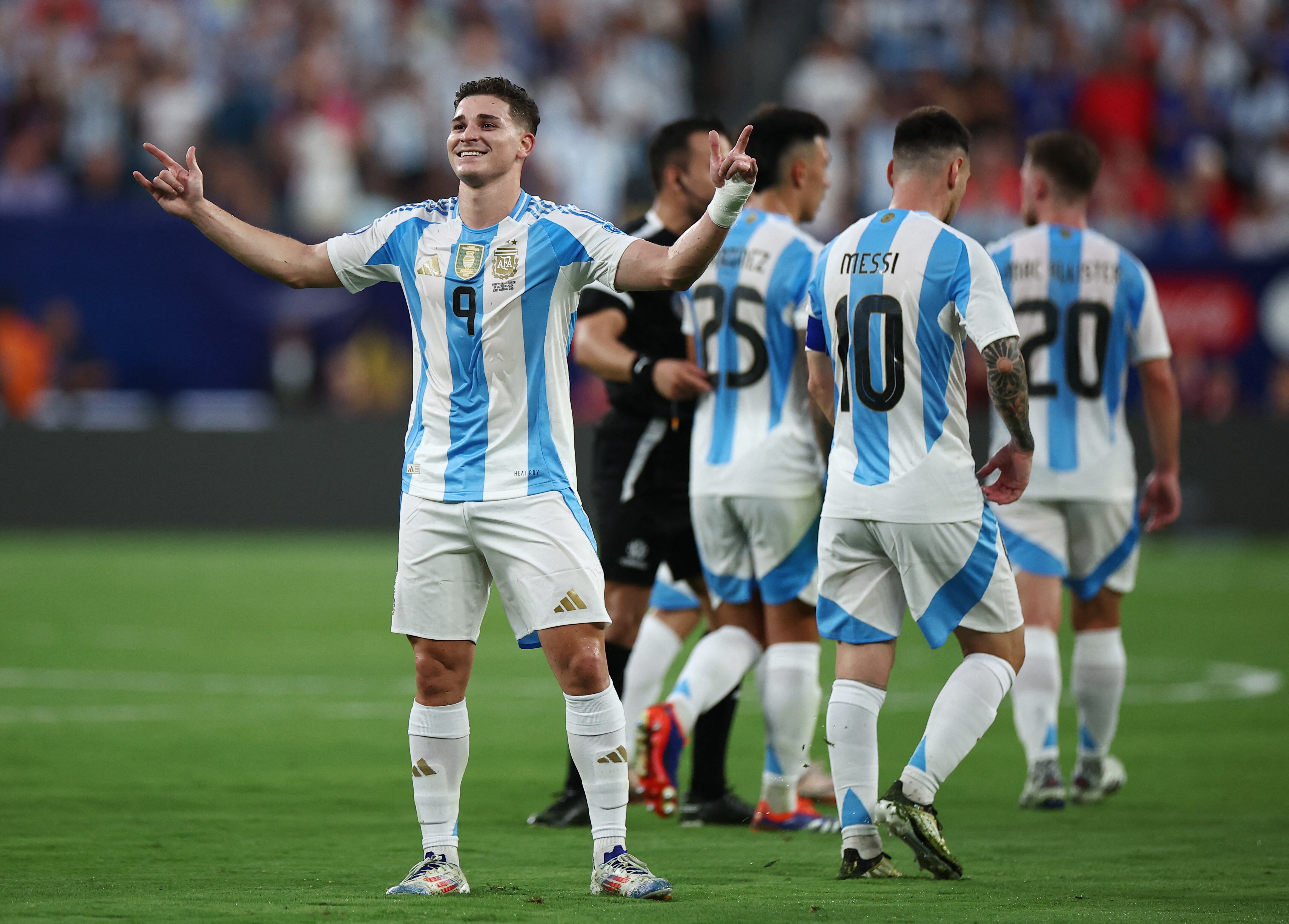 Plena sonrisa de Julián Álvarez tras volver a convertir en una semifinal como lo hizo en el Mundial de Qatar 2022 frente a Croacia