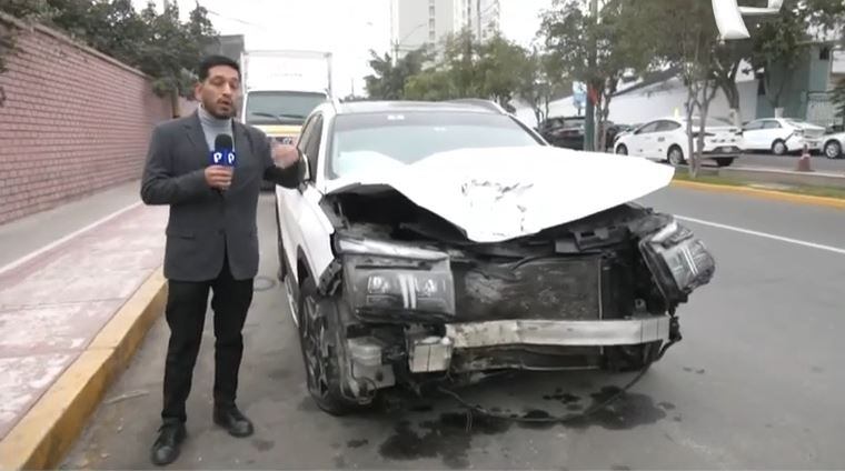 Así quedó uno de los autos chocados.