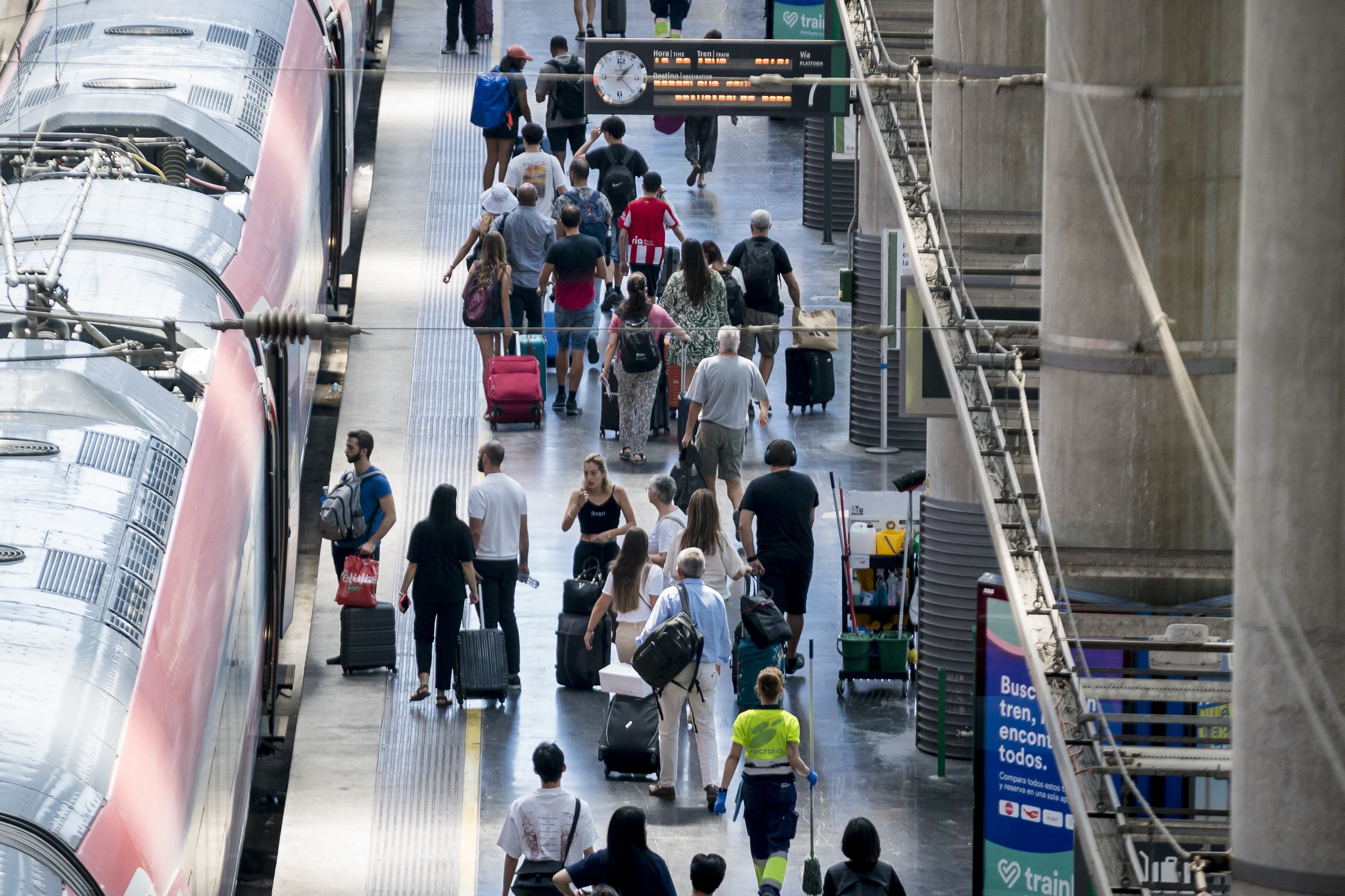 Varias personas uno de los andenes de la estación de Atocha-Almudena Grandes, en Madrid (España). (A. Pérez Meca/Europa Press)
