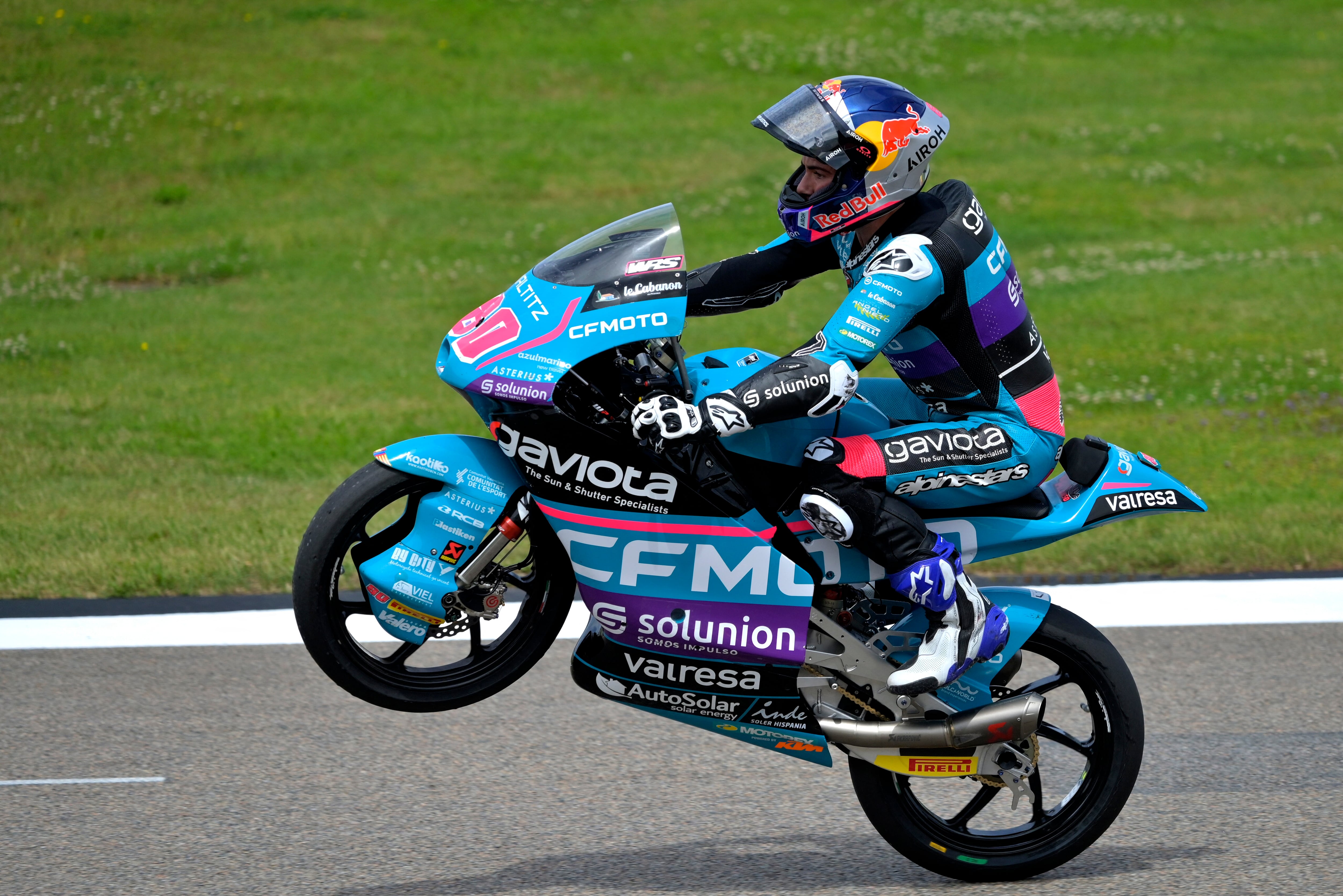 David Alonso celebra su sexta victoria en el campeonato del Moto3 y su liderato - crédito REUTERS/Matthias Rietschel