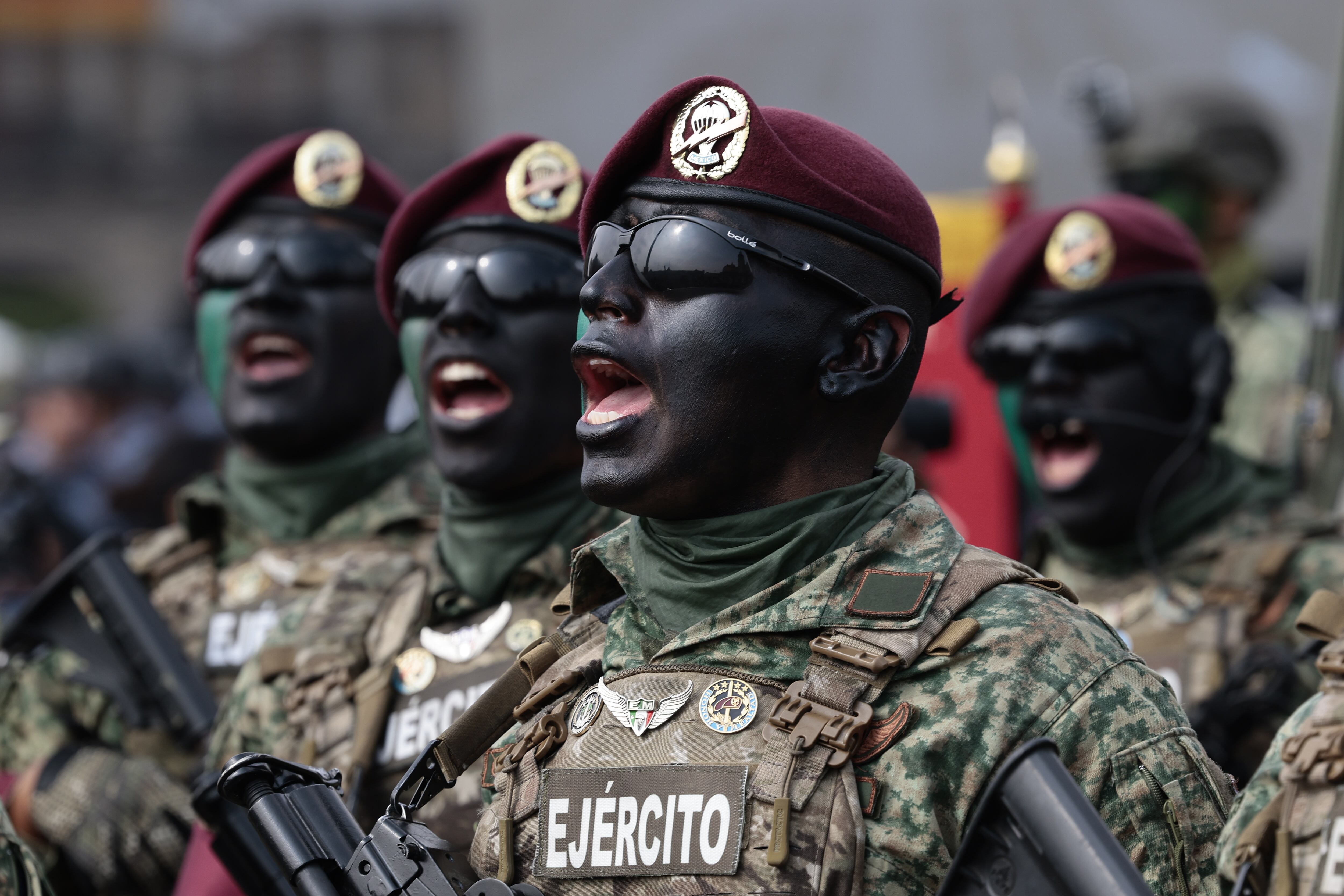 Integrantes del ejercito de mexicano participan del desfile en conmemoración de los 213 años de Independencia de México, en Ciudad de México (México). Fotografía de archivo. EFE/José Méndez 