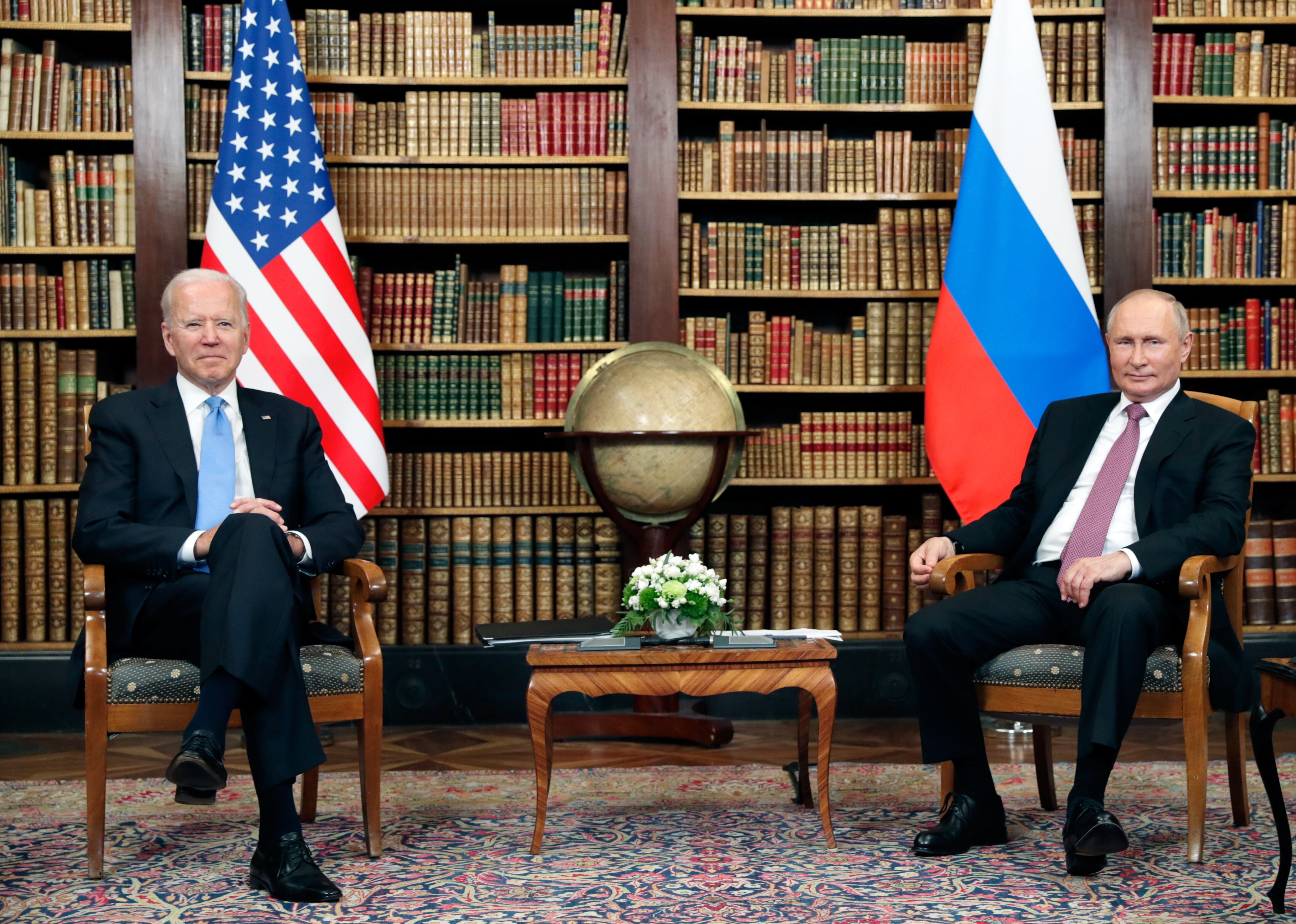 Joe Biden y Vladimir Putin, presidentes de dos potencias con frentes de guerra abiertos (Foto: EFE/EPA/Mokhail Metzel/Sputnik)