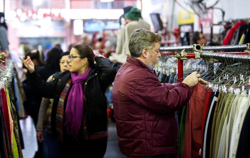 Gente observando prendas en un local de ropa usada en buenos aires, Argentina. May 14, 2019. REUTERS/Agustin Marcarian