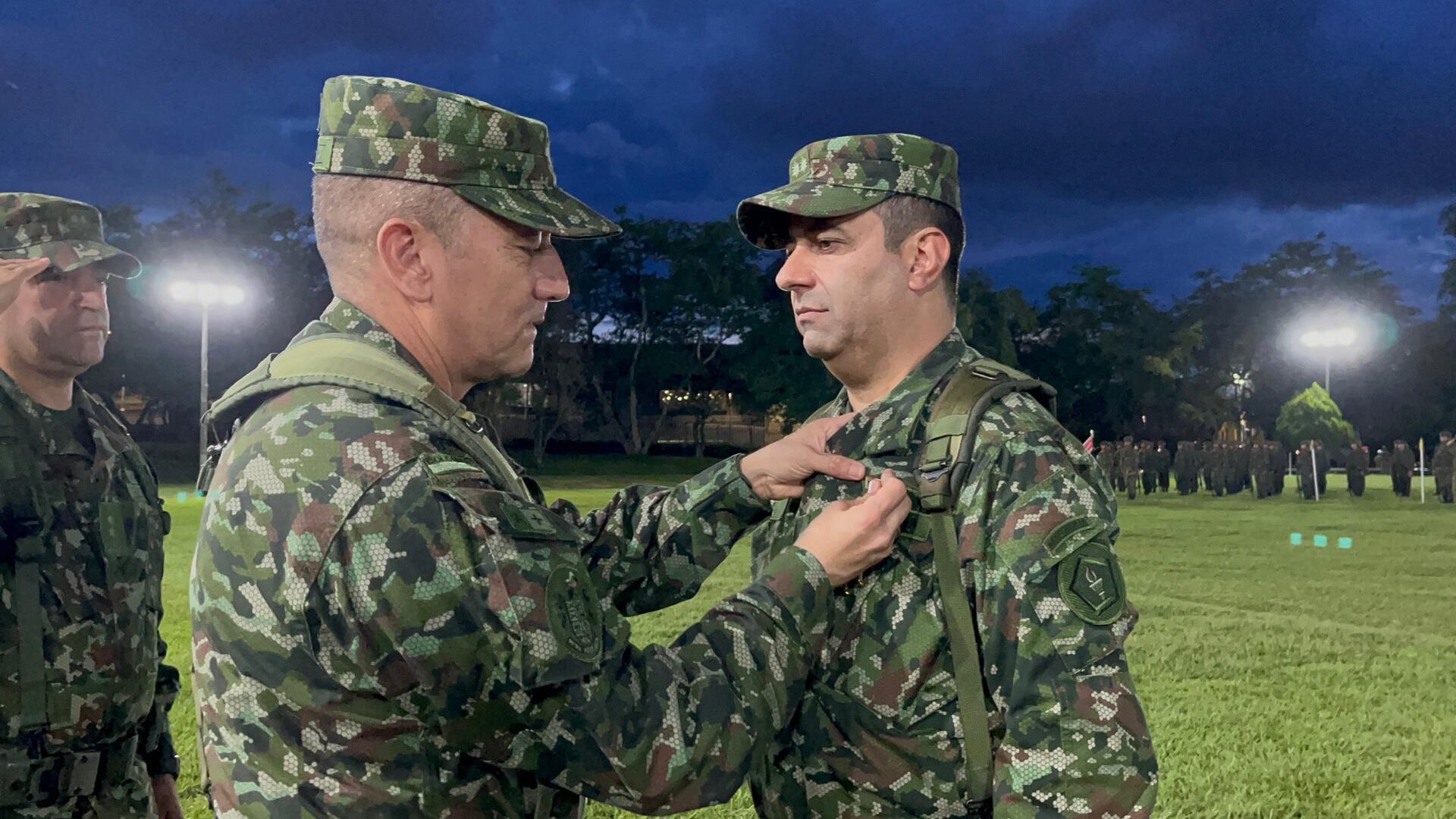 Despedida del brigadier general Óscar Vera, que comandó la V Brigada del Ejército Nacional de Colombia. (Crédito: @Ejercito_Div2 / X)