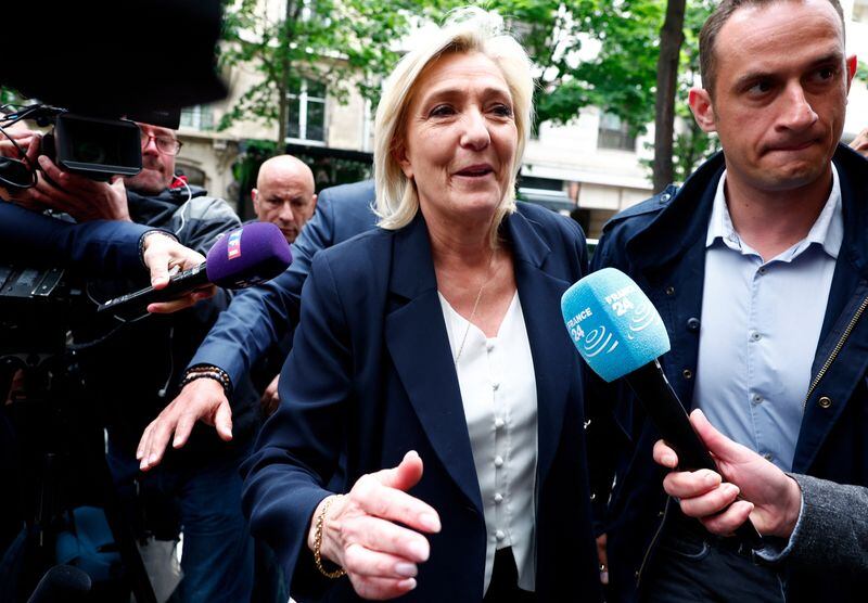 Marine Le Pen, presidenta del grupo parlamentario del partido ultraderechista francés Agrupación Nacional (Rassemblement National - RN), es rodeada por periodistas a su llegada a la sede del partido RN en París, el día después de la victoria de la ultraderecha francesa en la votación del Parlamento Europeo y el anuncio de elecciones legislativas anticipadas en Francia. 10 de junio de 2024. REUTERS/Gonzalo Fuentes