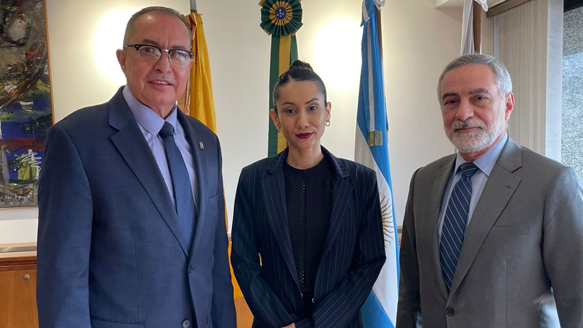 Julio Bitelli, embajador de Brasil, con Adriana Márquez y Richard Blanco, del comando de campaña de María Corina Machado por la situación de Venezuela