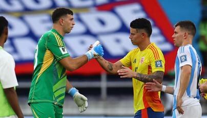 Emiliano Martínez y James Rodriguez saludándose después del partido donde Colombia triunfó por 2-1 el 10 de septiembre de 2024  - crédito Luisa Gonzalez / REUTERS