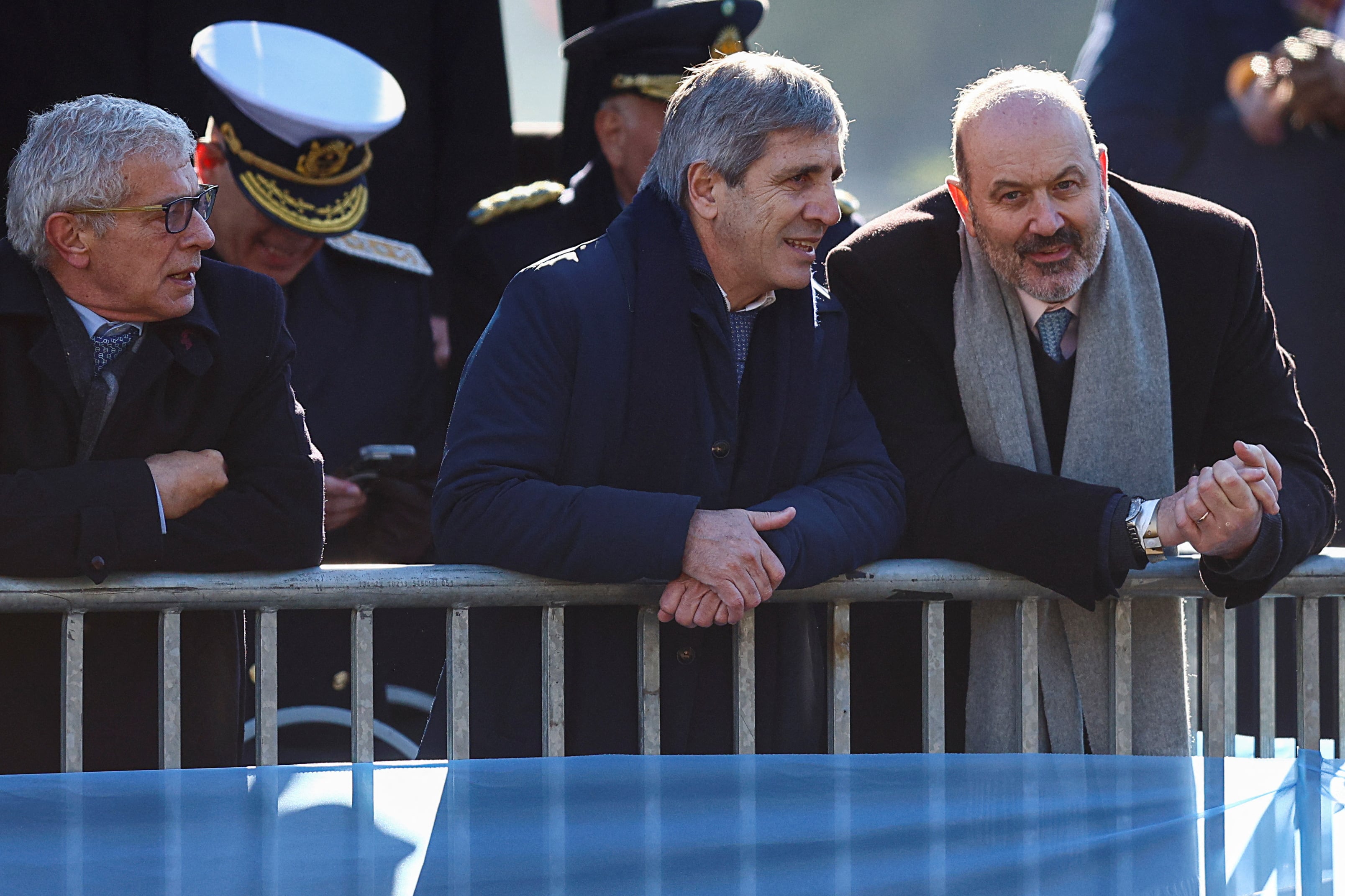 Luis Caputo junto a Federico Sturzenegger, flamante ministro, durante el desfile militar por el Día de la Independencia. Foto: REUTERS/Matias Baglietto