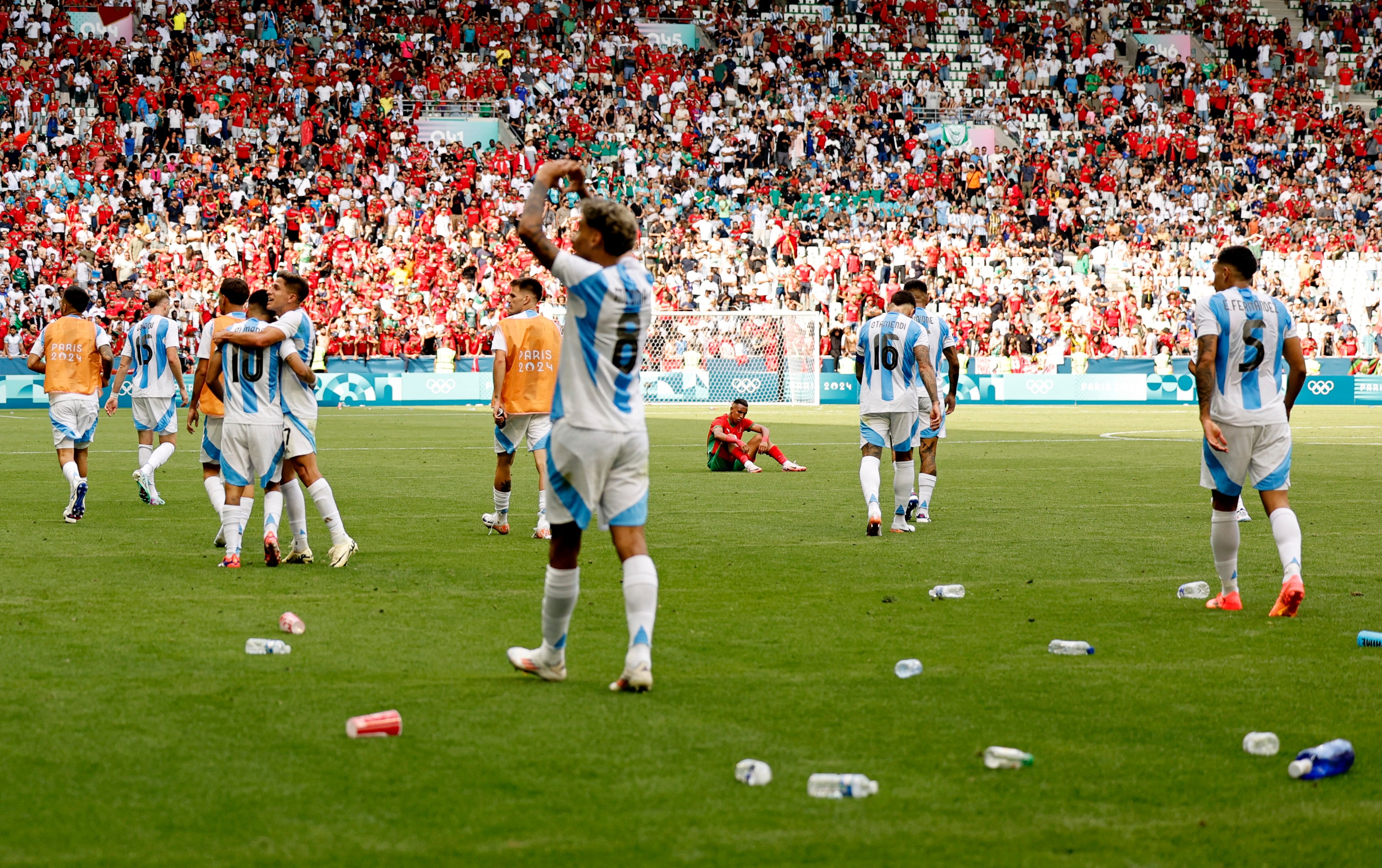 Aficionados marroquíes arrojaron proyectiles al campo de juego tras el empate de la selección argentina (REUTERS/Thaier Al-Sudani)