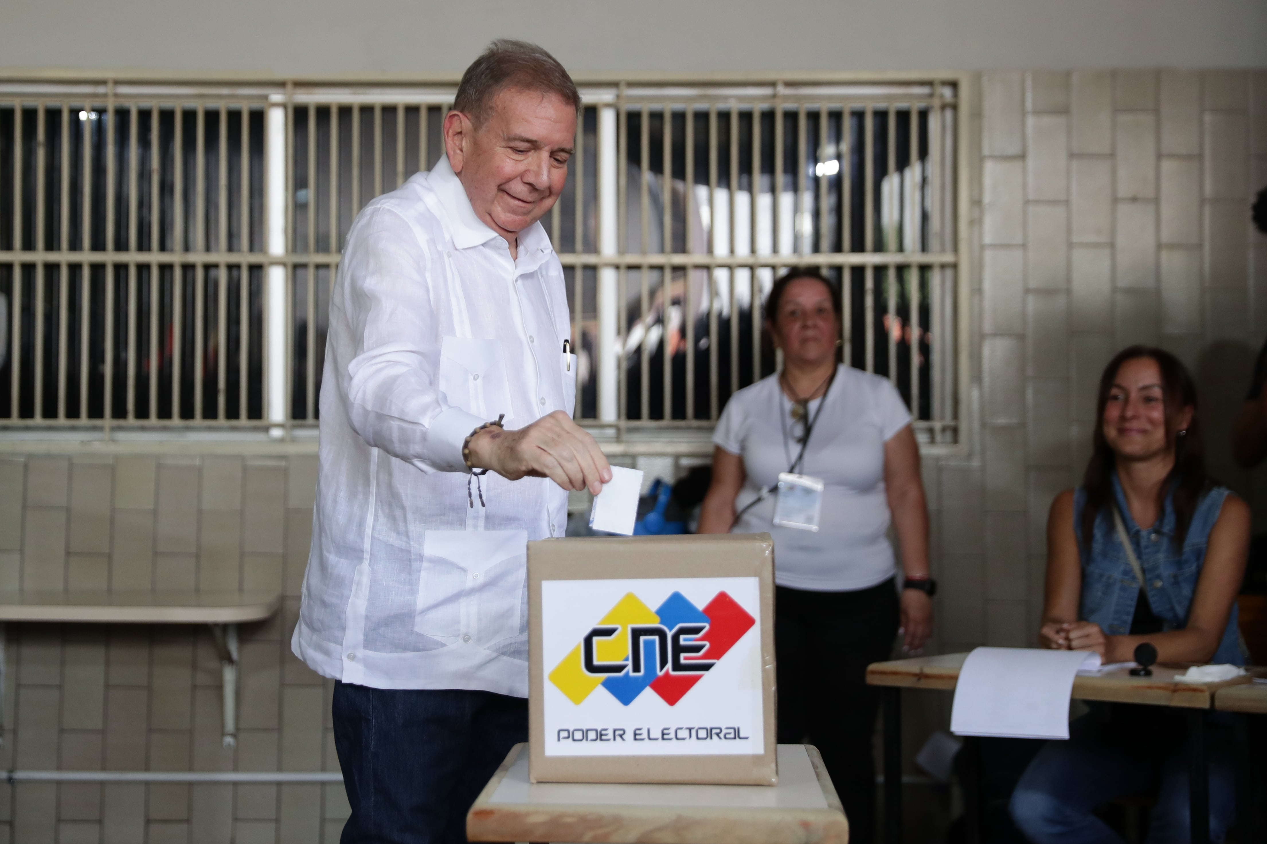 El candidato a la presidencia de Venezuela, Edmundo González Urrutia, en un centro de votación en Caracas el domingo (EFE/Ronald Peña R.) 