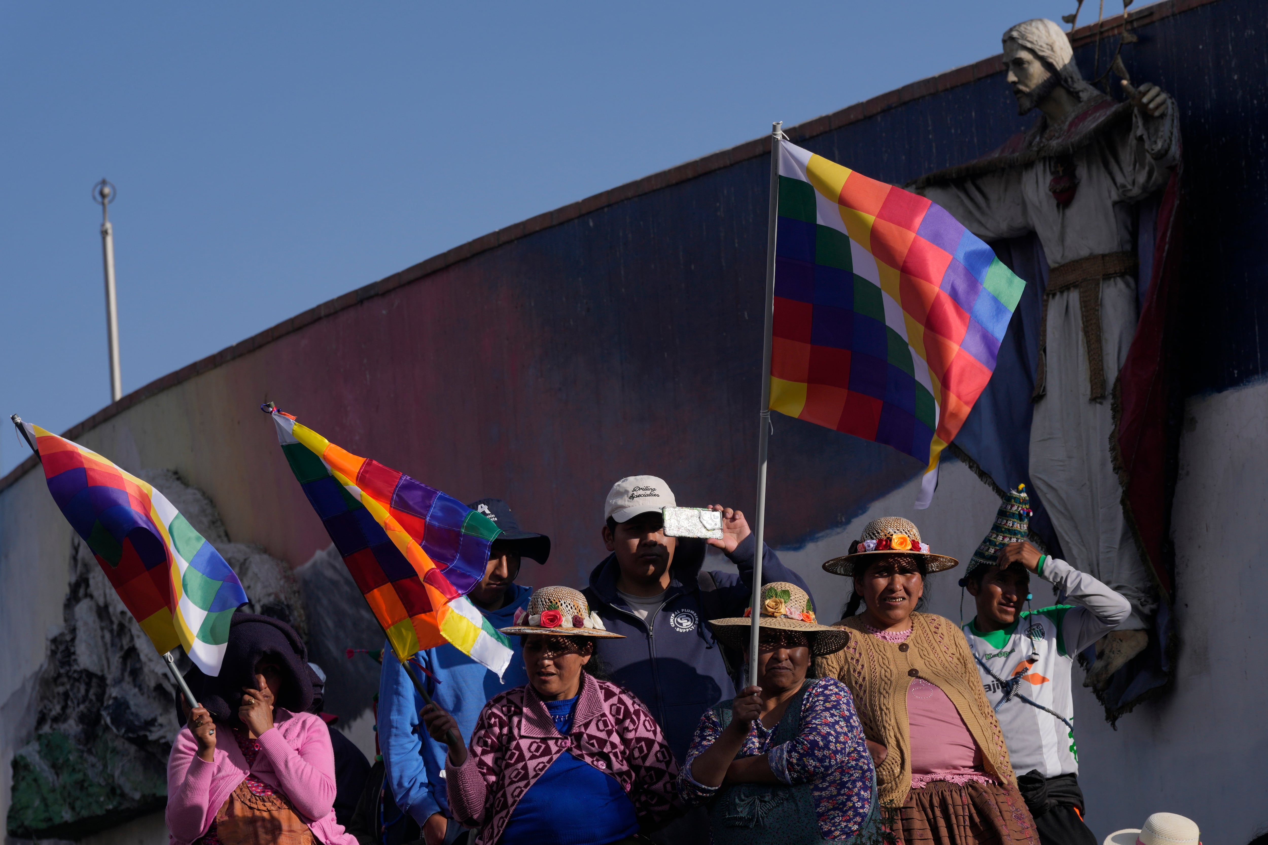 Seguidores del ex presidente Evo Morales escuchan su discurso  (AP Foto/Juan Karita)