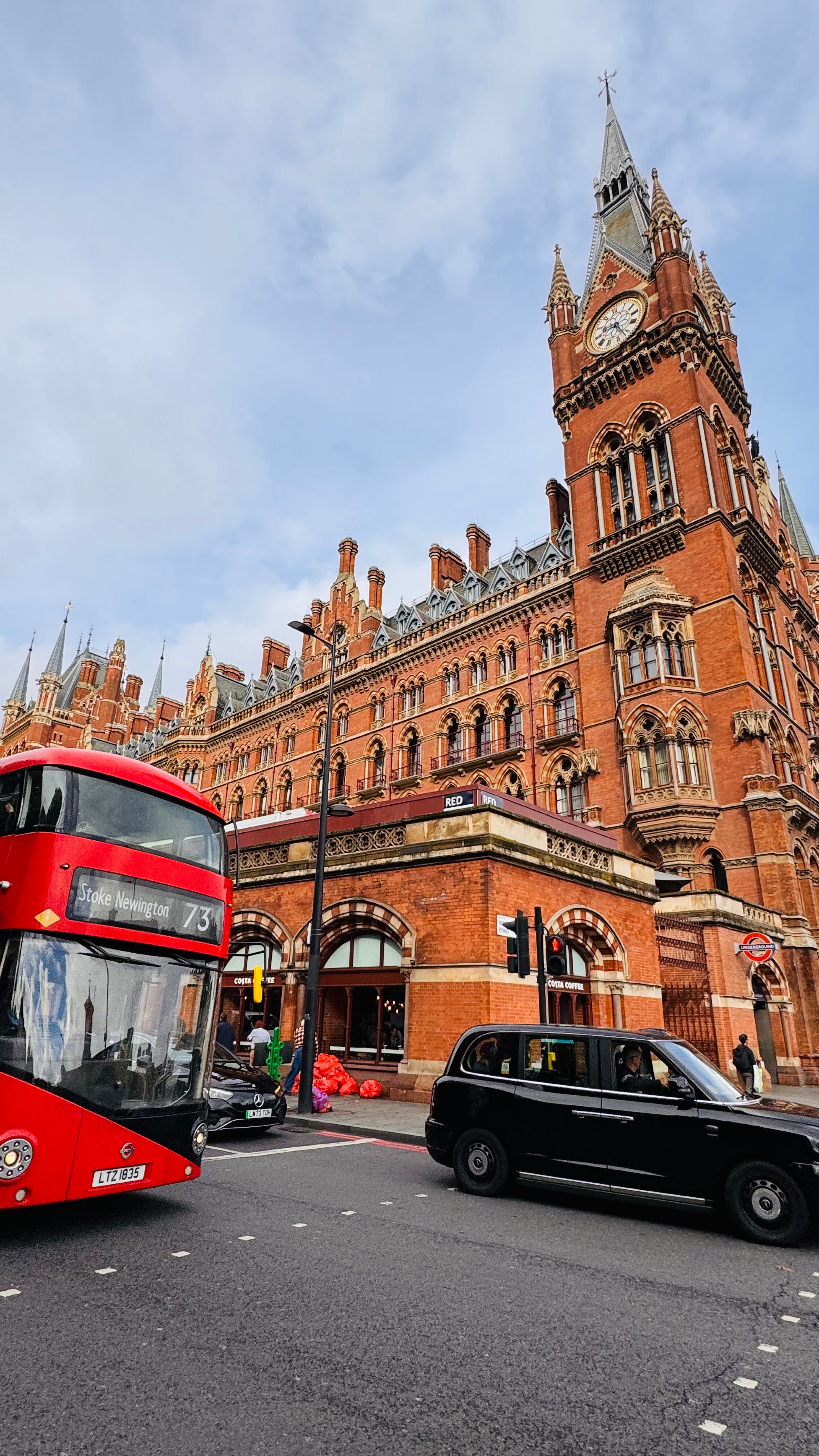 Lugares icónicos de Londres que no pueden faltar en tu visita. La capital del Reino Unido ofrece una rica mezcla de historia, cultura y modernidad. Desde el Tower of London hasta el palacio de Buckingham, un repaso por los rincones que definen esta ciudad única