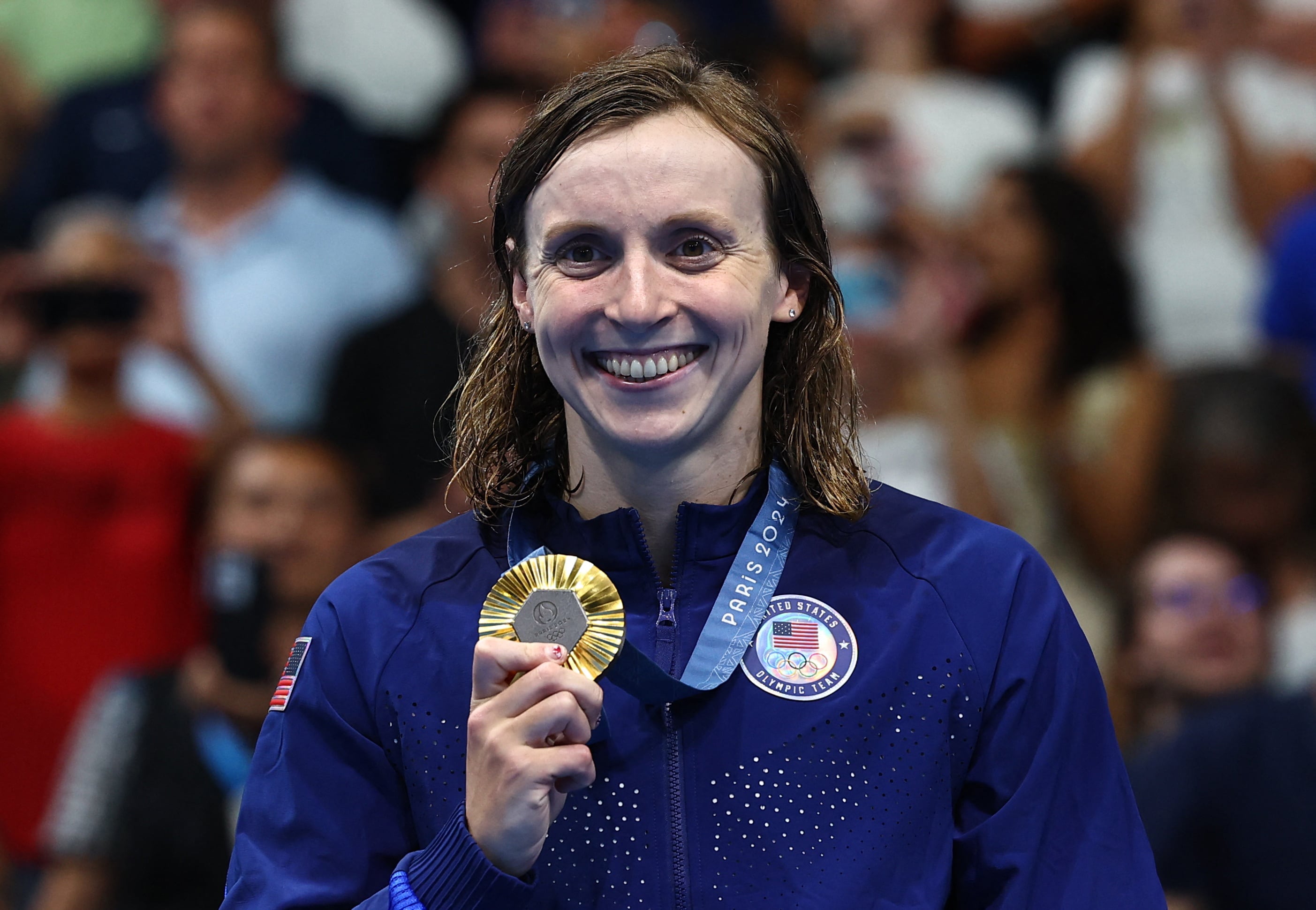 Katie Ledecky luce la medalla dorada tras la prueba de 800 metros libres en natación. La estadounidense alcanzó su noveno título olímpico y se convirtió en la más ganadora de la historia junto a la soviética Latynina (REUTERS/Evgenia Novozhenina)