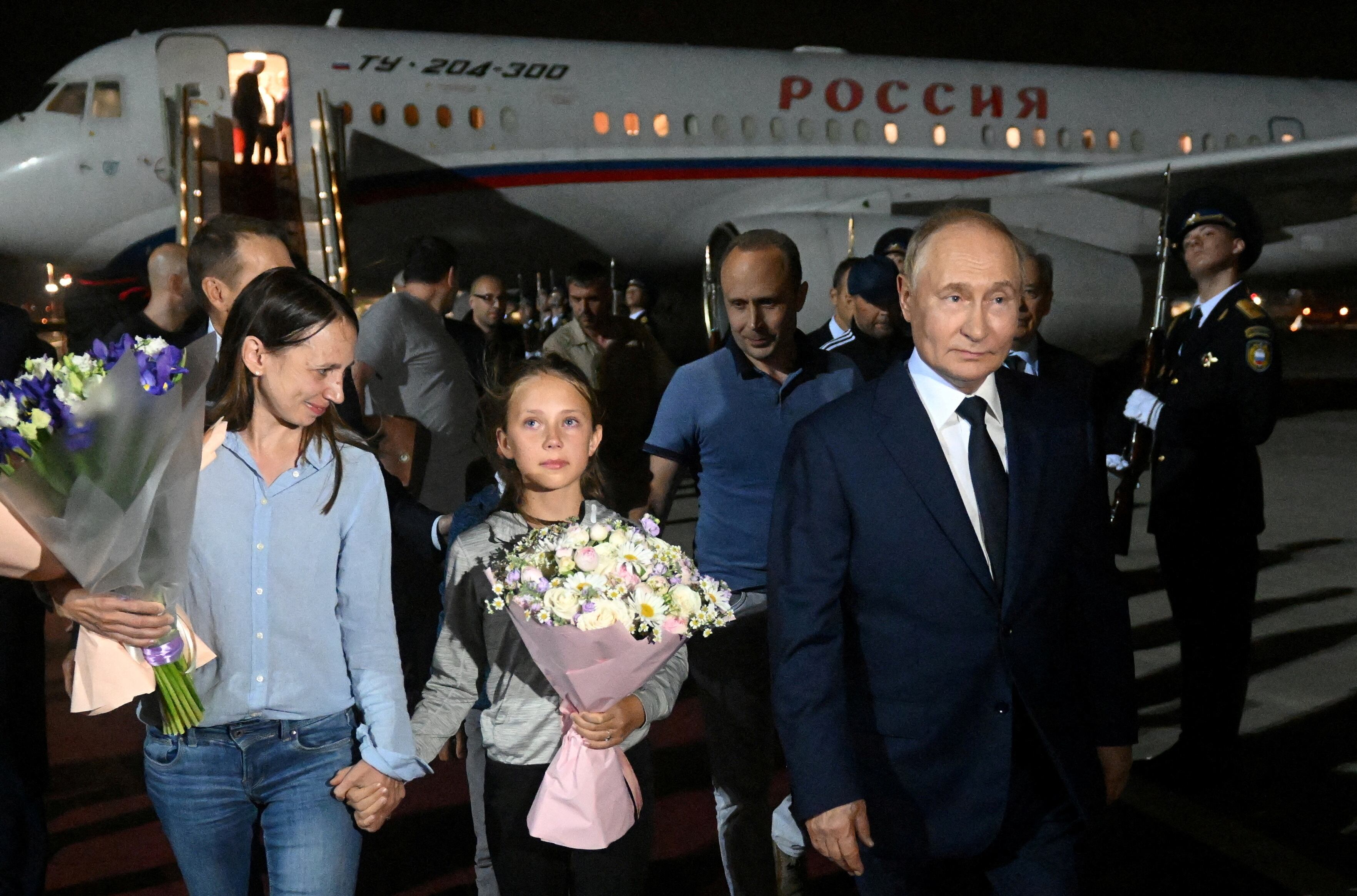 El presidente ruso Vladimir Putin recibe con honores al matrimonio formado por Artyom Dultsev y Anna Dultseva y a sus niños, luego de un intercambio de prisioneros. Aeropuerto internacional de Moscú (Sputnik/Mikhail Voskresensky/via REUTERS)