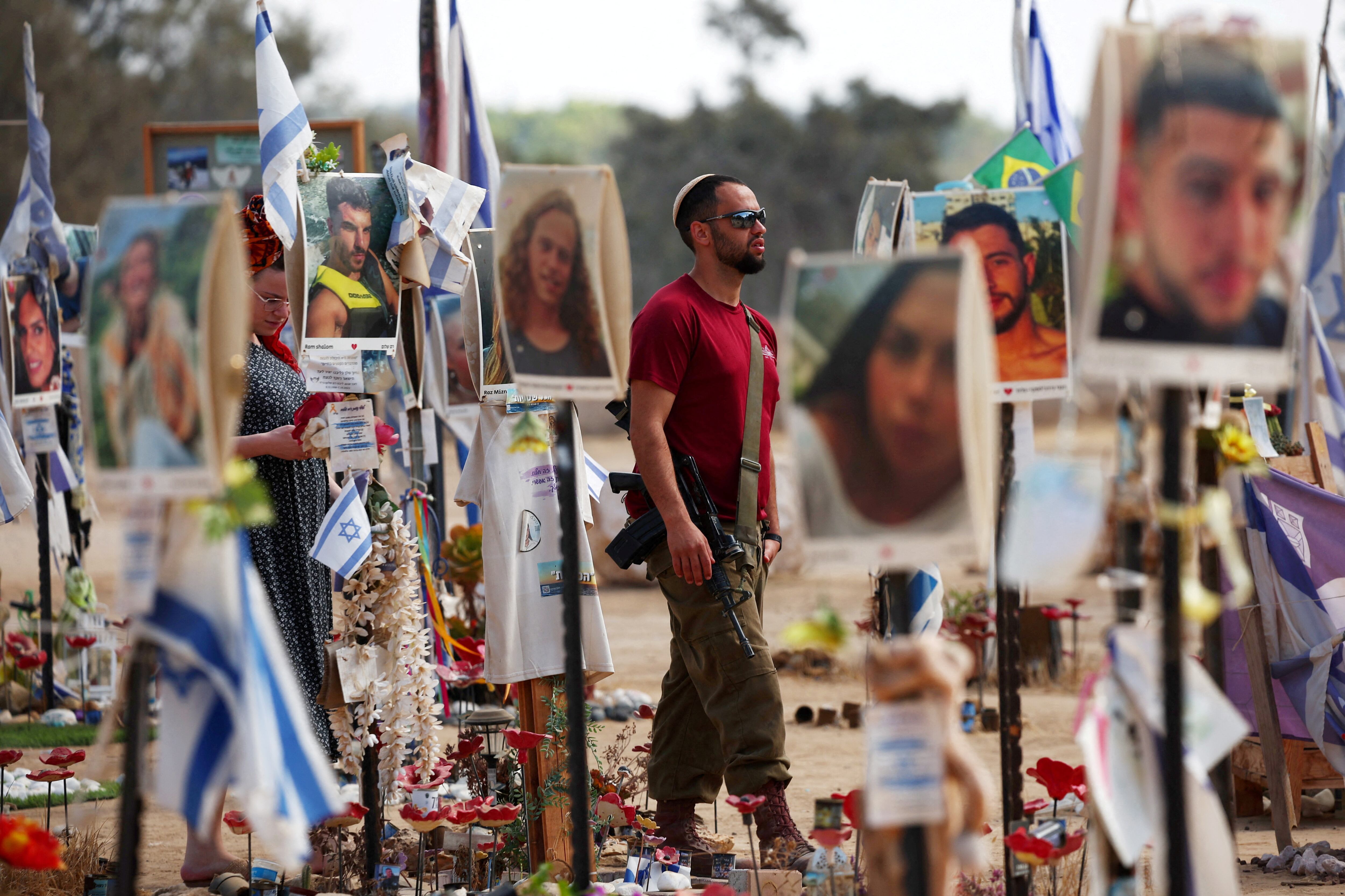 Un hombre camina en el lugar del festival Nova, donde los asistentes a la fiesta fueron asesinados y secuestrados durante el ataque del 7 de octubre por Hamas (Reuters)