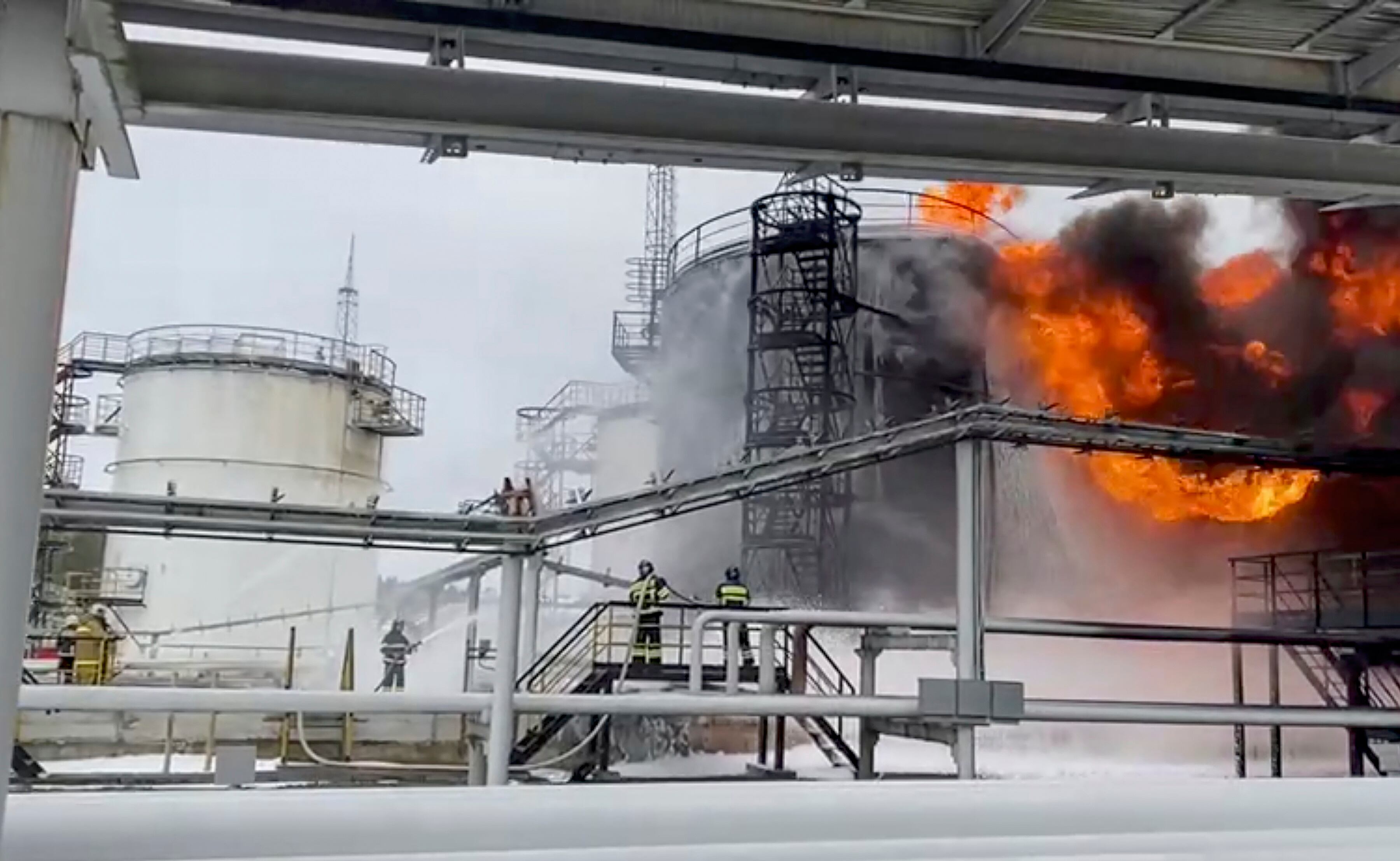 Extinción del incendio provocado por un ataque ucraniano con drones contra el depósito de petróleo de Klintsevskaya, en la región rusa de Bryansk (EFE/EPA/Ministerio de Emergencias de Rusia)